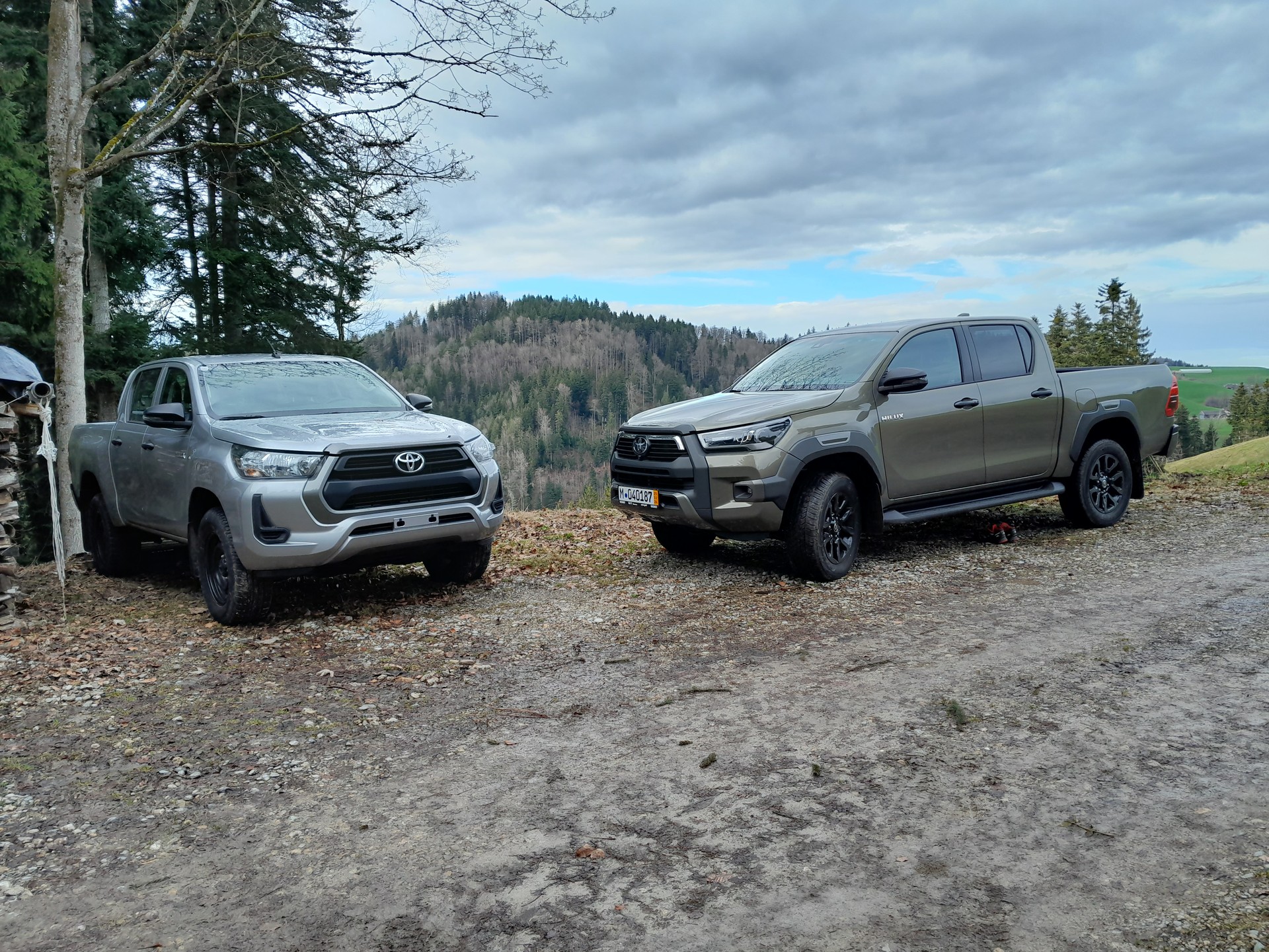 TOYOTA HI-LUX 2,8 4x4 / silber metallic / Technik Paket / inkl. AHK 3,5 Tonnen + Wanne *** letzter Diesel Power ohne Mildhybrid ***-image-17