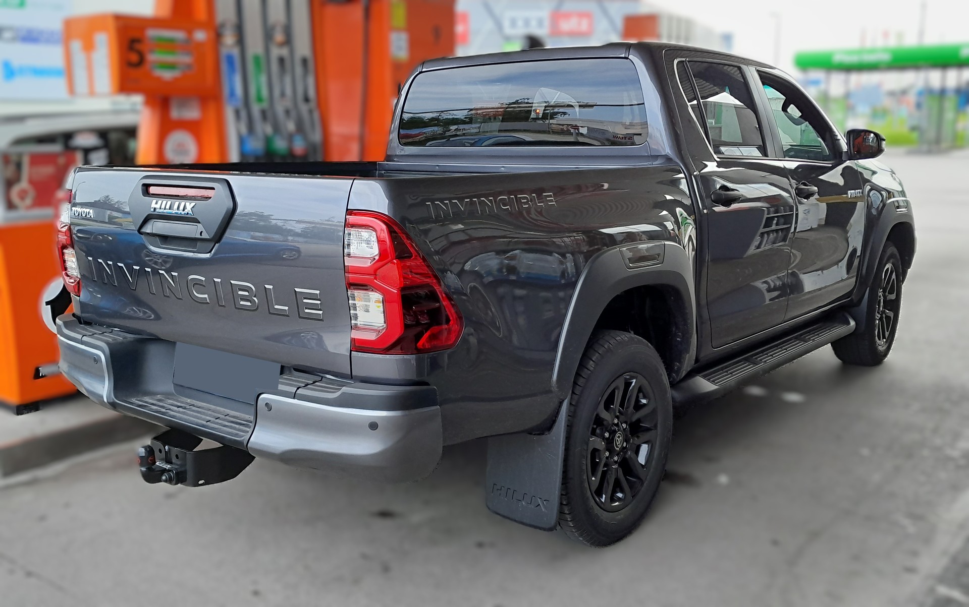 TOYOTA HI-LUX INVINCIBLE 2,8 DC 4x4 MHEV grey / schwarz / oxydbronze metallic, inklusive AHK 3,5 Tonnen + Wanne-image-3