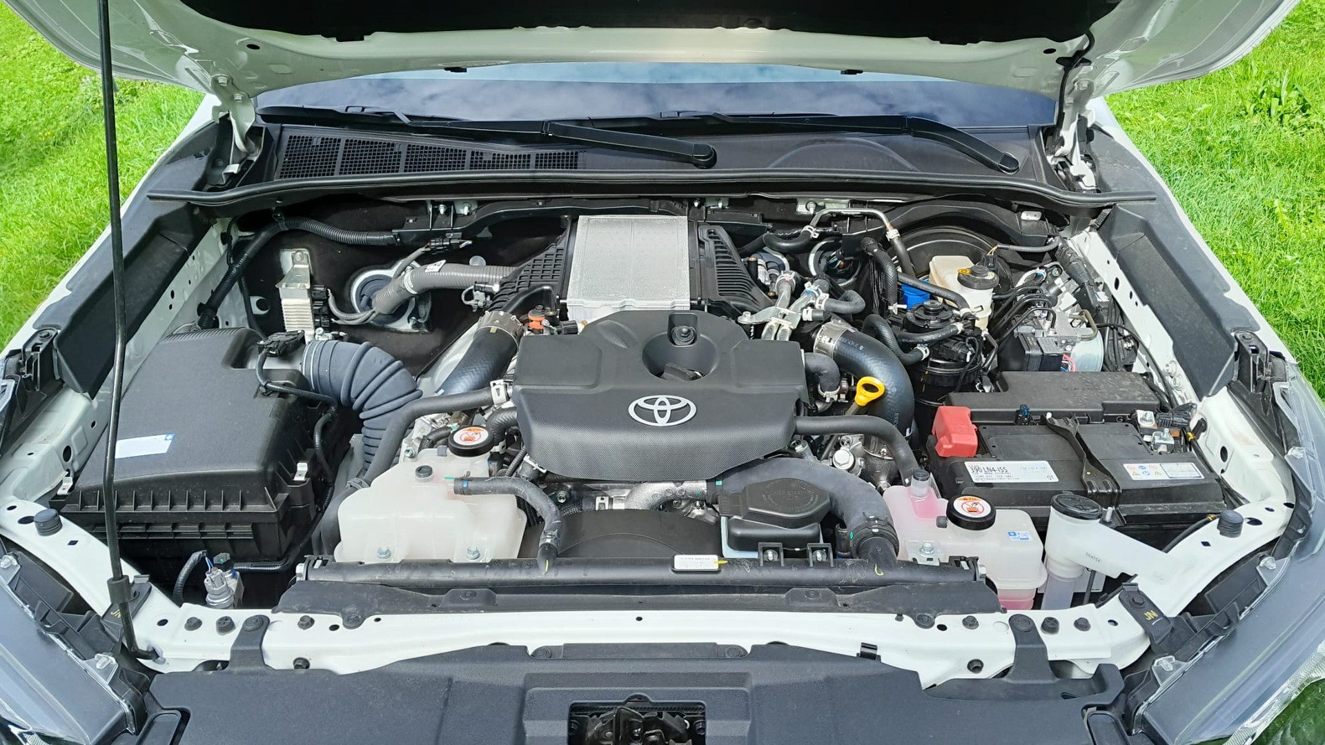 TOYOTA HI-LUX 2,8 4x4 / silber metallic / Technik Paket / inkl. AHK 3,5 Tonnen + Wanne *** letzter Diesel Power ohne Mildhybrid ***-image-14