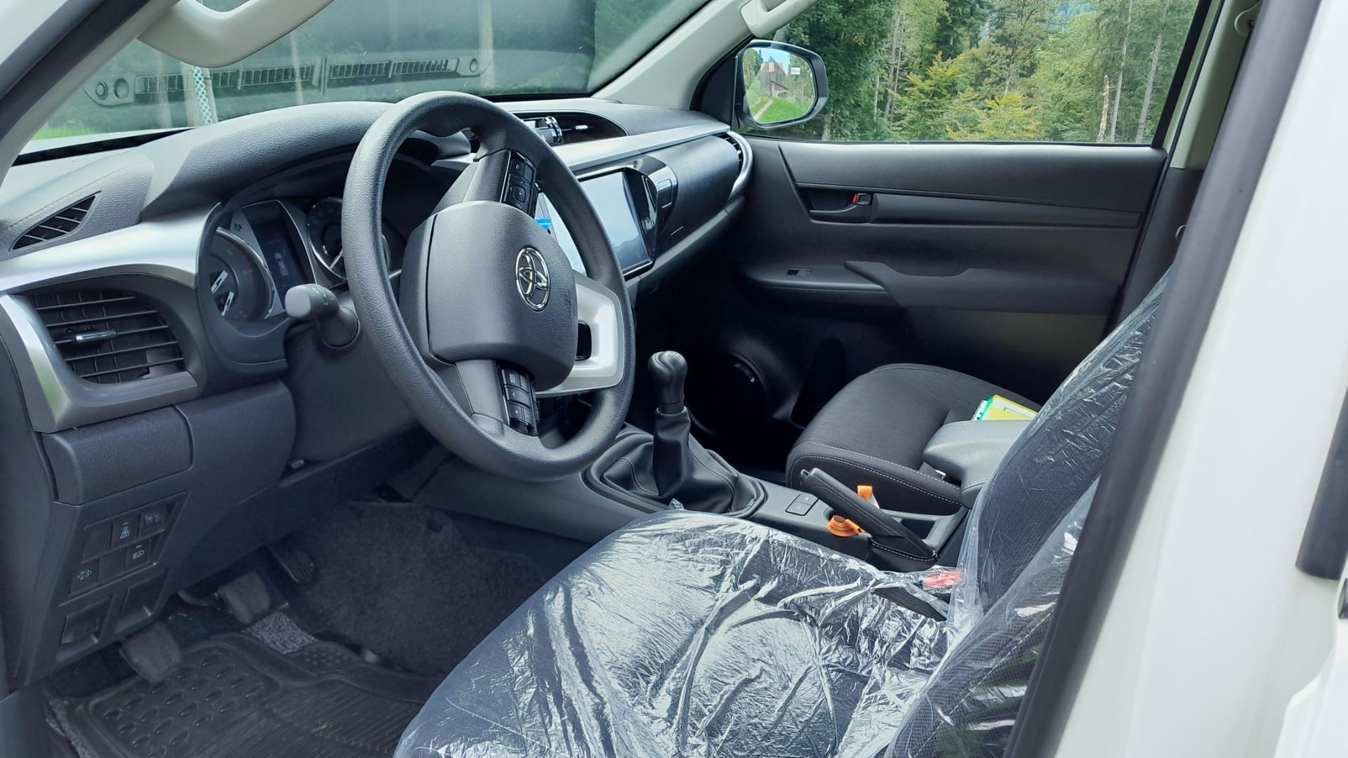 TOYOTA HI-LUX 2,8 4x4 / silber metallic / Technik Paket / inkl. AHK 3,5 Tonnen + Wanne *** letzter Diesel Power ohne Mildhybrid ***-image-7