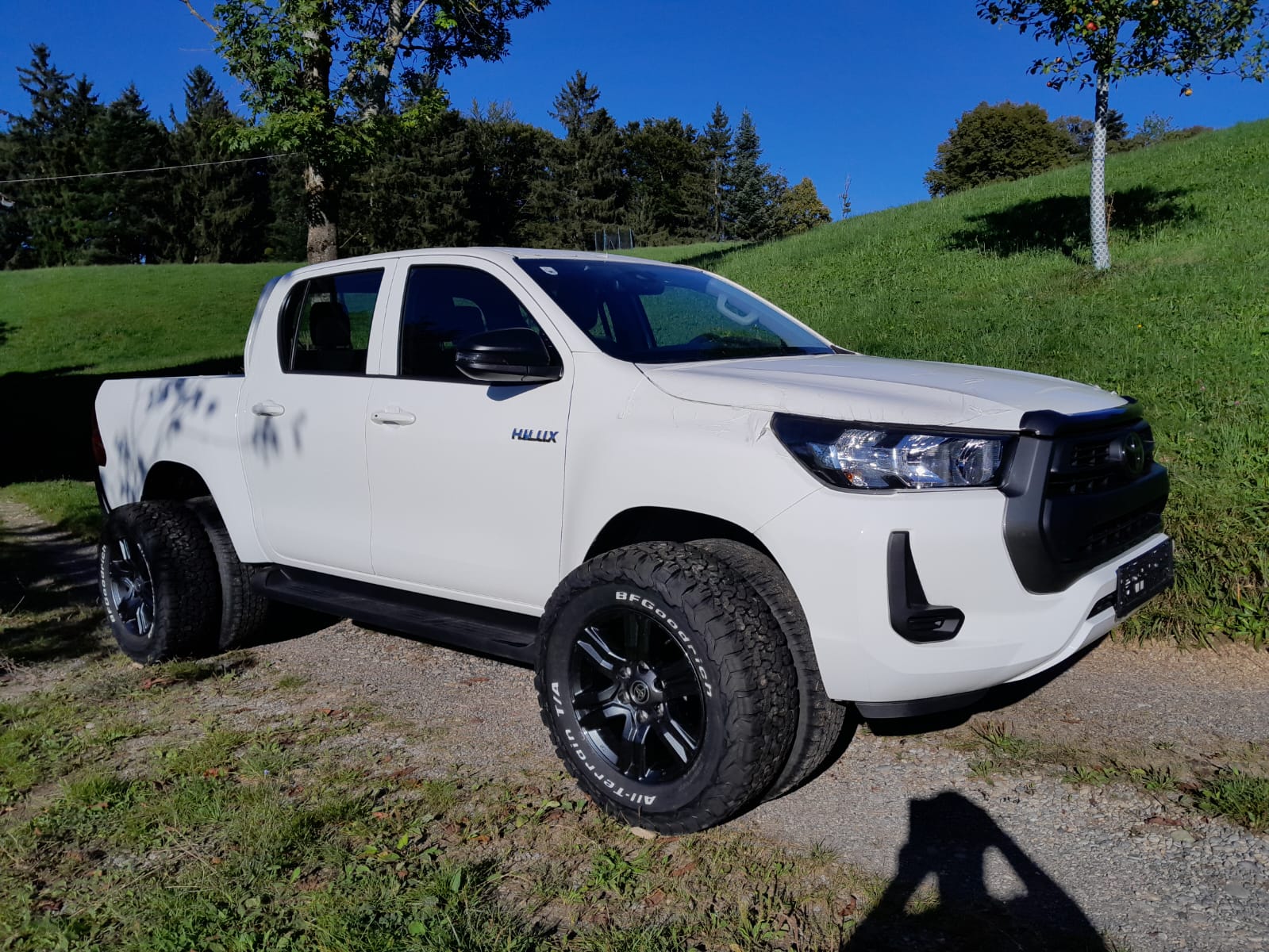 TOYOTA HI-LUX 2,8 DC 4x4 / Tech. Paket, inkl. AHK 3,5 Tonnen und Wanne, ALU + Offroadpneu optional *** kein Mildhybrid !!! ***
