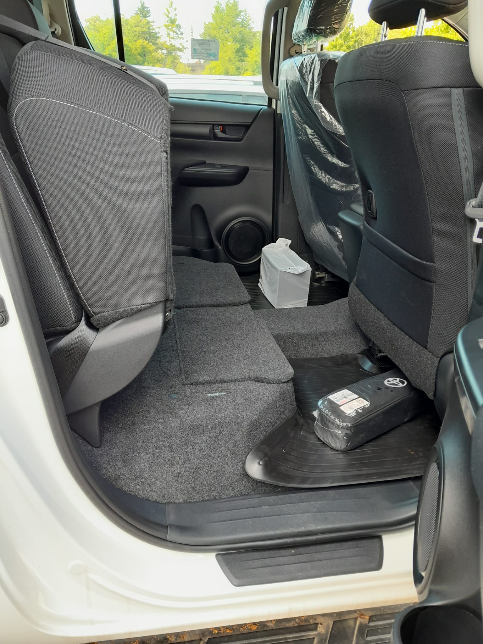 TOYOTA HI-LUX 2,8 4x4 / silber metallic / Technik Paket / inkl. AHK 3,5 Tonnen + Wanne *** letzter Diesel Power ohne Mildhybrid ***-image-9