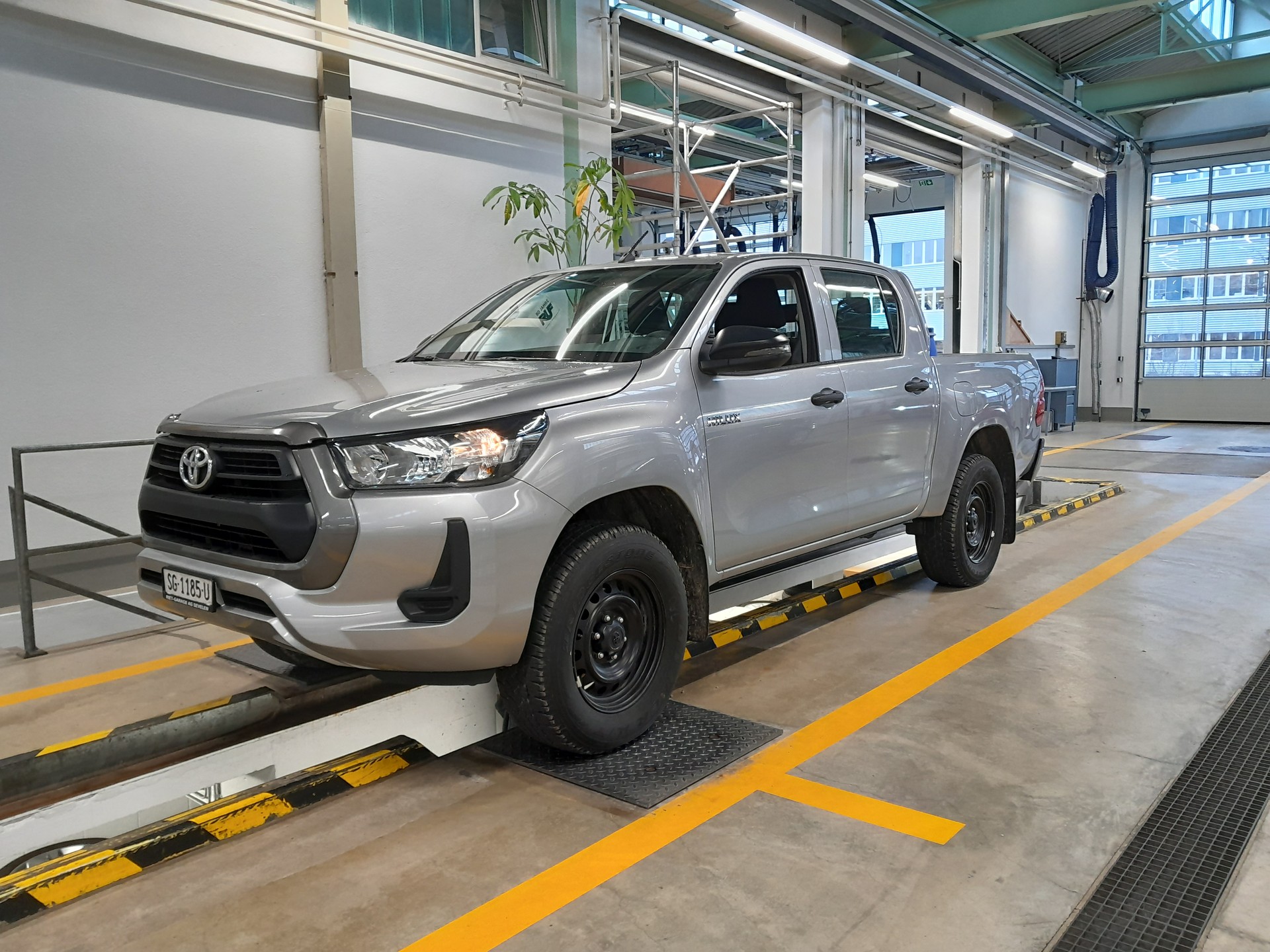 TOYOTA HI-LUX 2,8 4x4 / silber metallic / Technik Paket / inkl. AHK 3,5 Tonnen + Wanne *** letzter Diesel Power ohne Mildhybrid ***-image-3