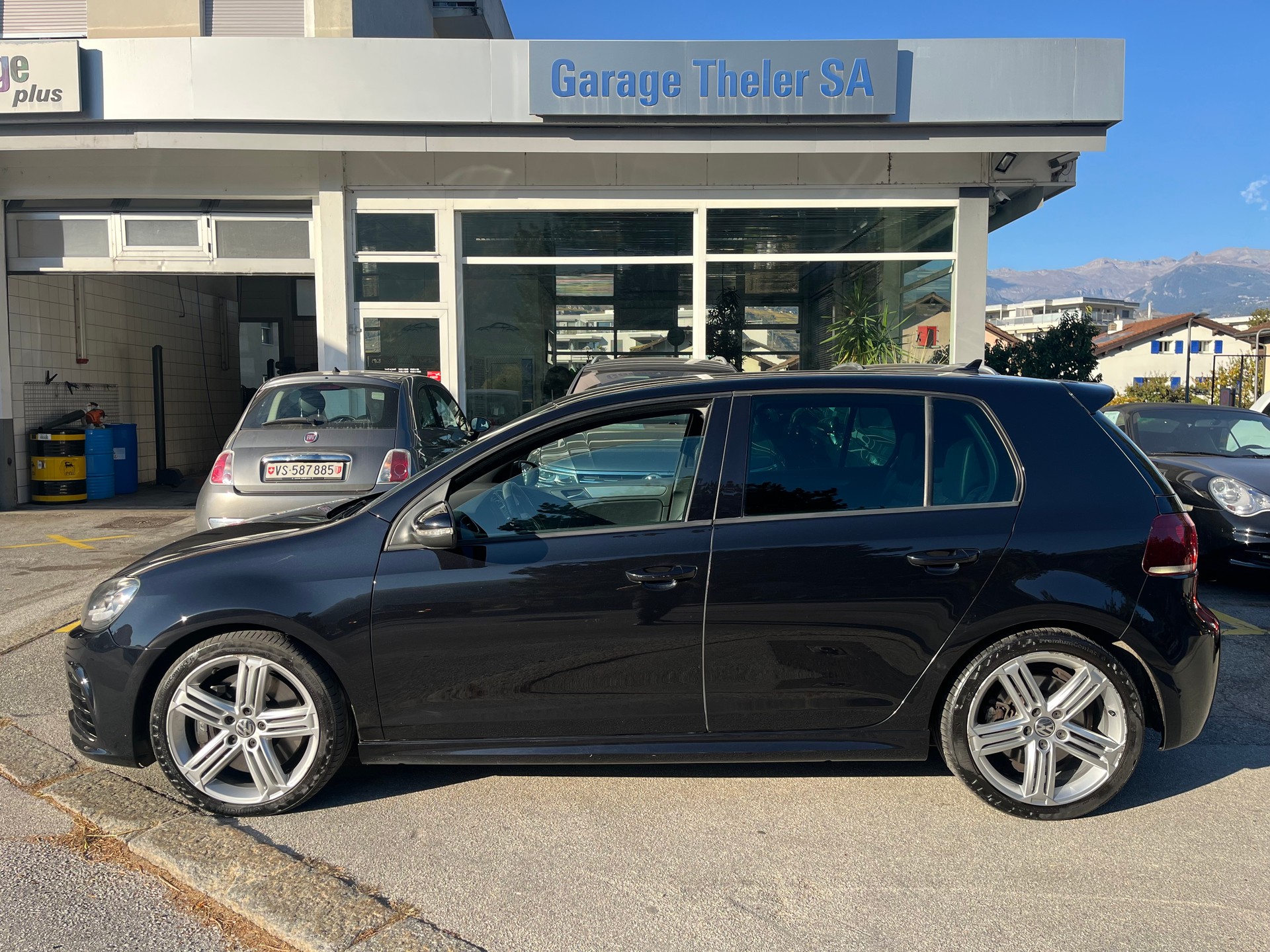 VW Golf 2.0 TSI R 4Motion-image-1