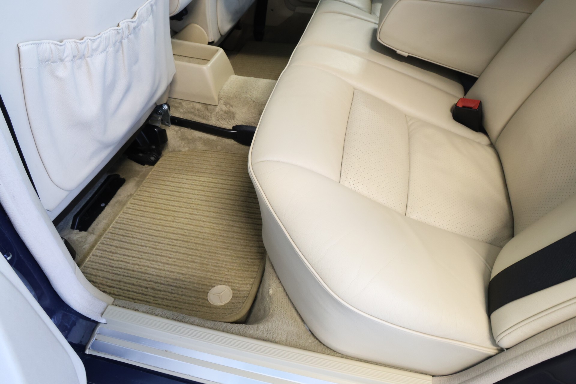 MERCEDES-BENZ 300 E 4-Matic Automatic *Veteranenfahrzeug*-image-25