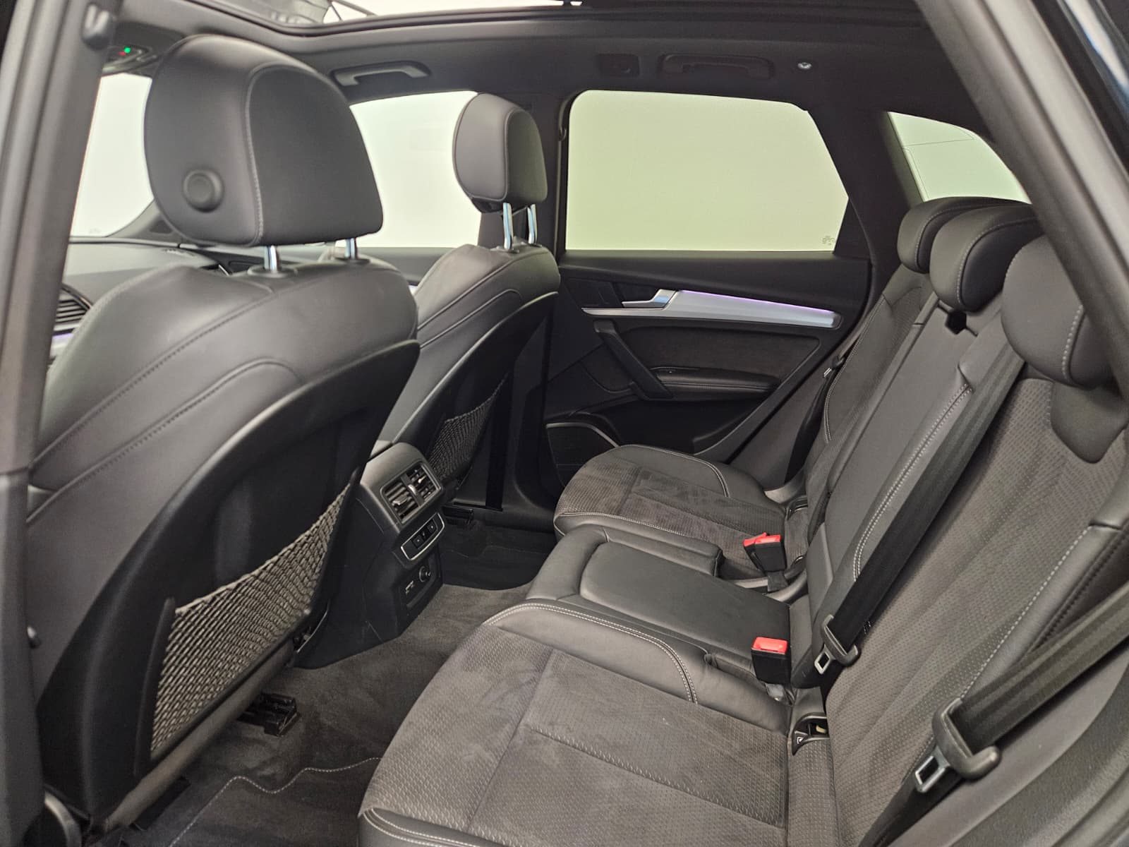 AUDI Q5 40 TDI Black Edition quattro S-tronic-image-12