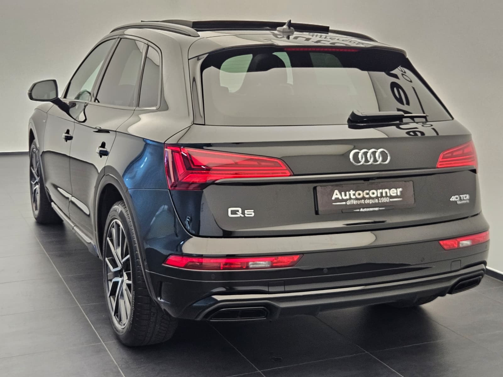AUDI Q5 40 TDI Black Edition quattro S-tronic-image-8