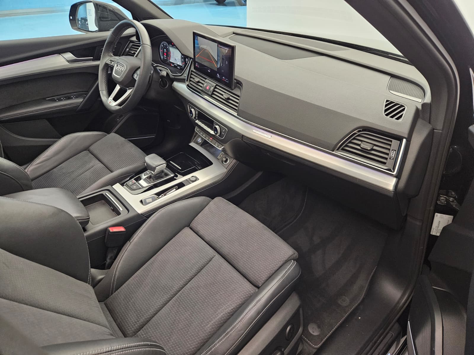 AUDI Q5 40 TDI Black Edition quattro S-tronic-image-11