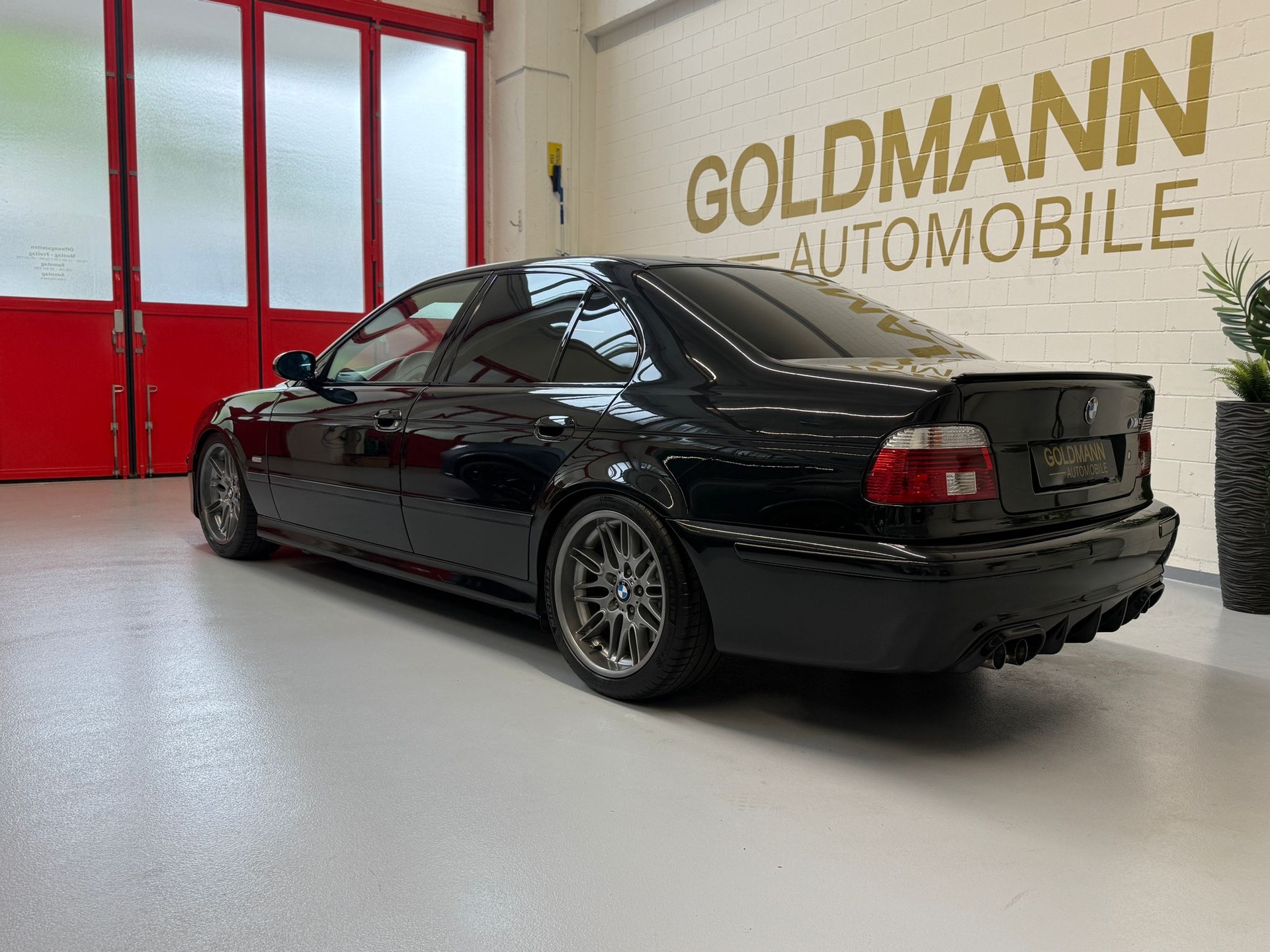 BMW M5-showroom-element-2