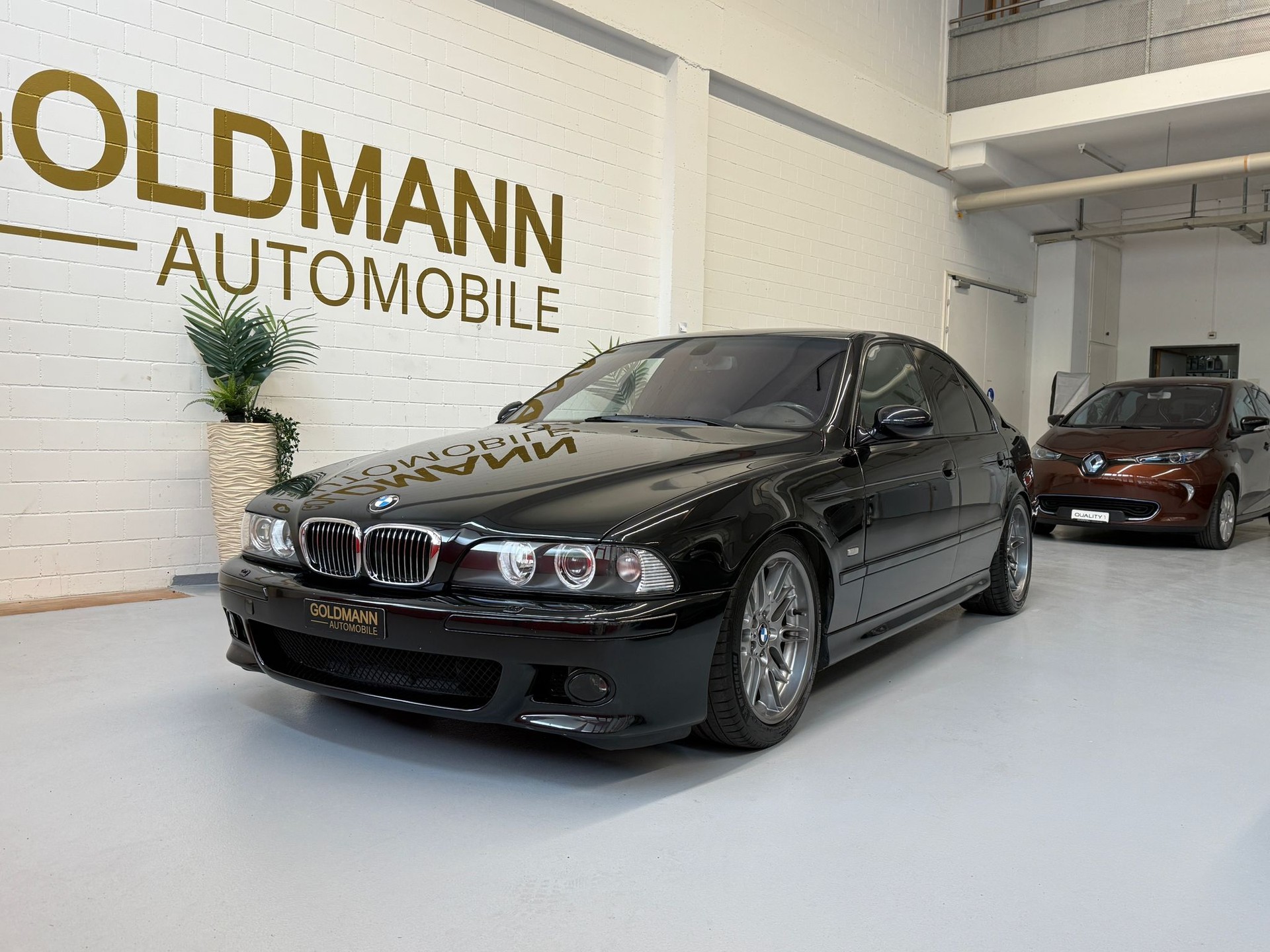 BMW M5-showroom-element-1