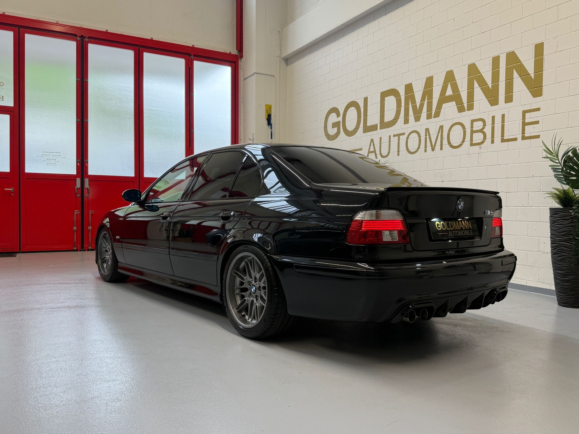 BMW M5-showroom-element-3