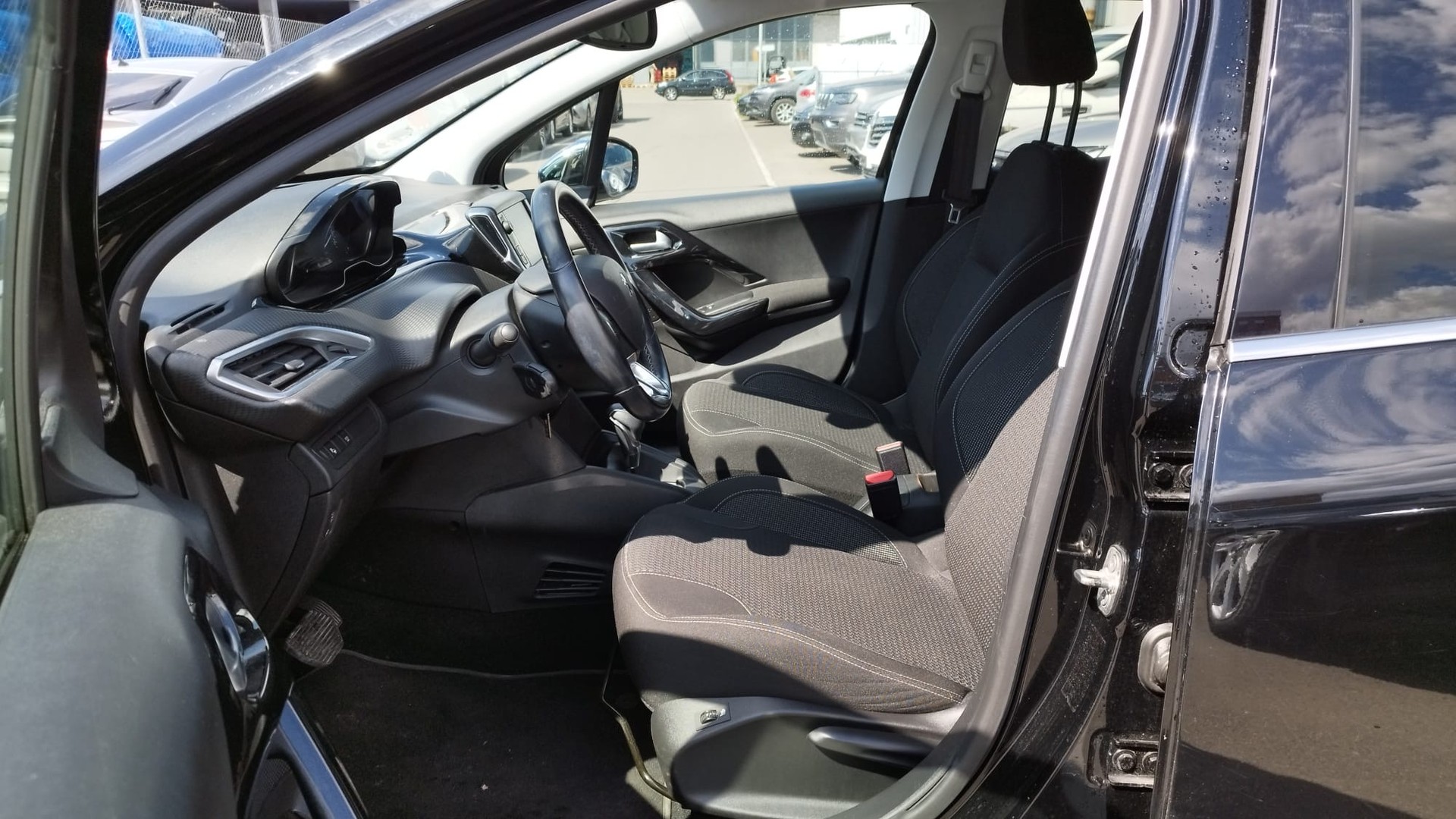 PEUGEOT 208 1.2 PureTech Tech Edition EAT6-image-4