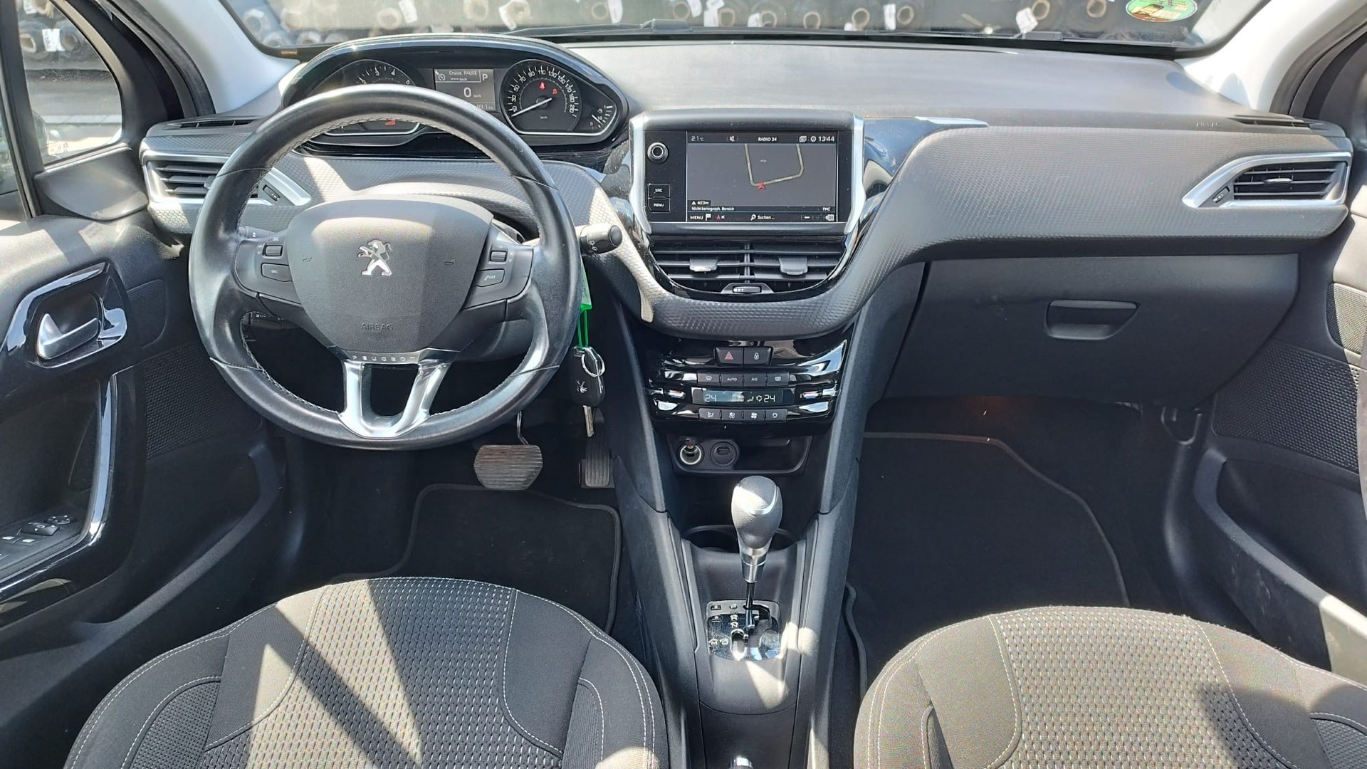 PEUGEOT 208 1.2 PureTech Tech Edition EAT6-image-7