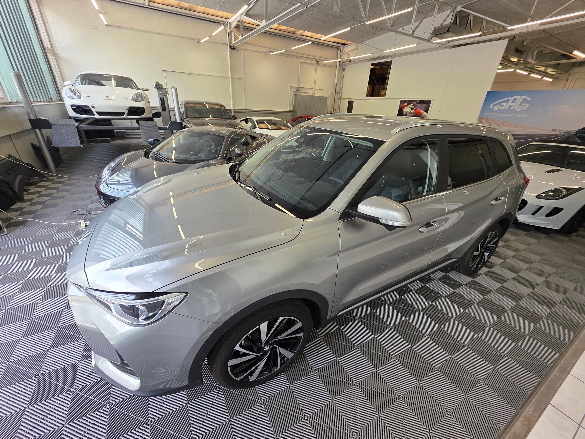 MG ZS 1.5 HEV Luxury-showroom-element-3