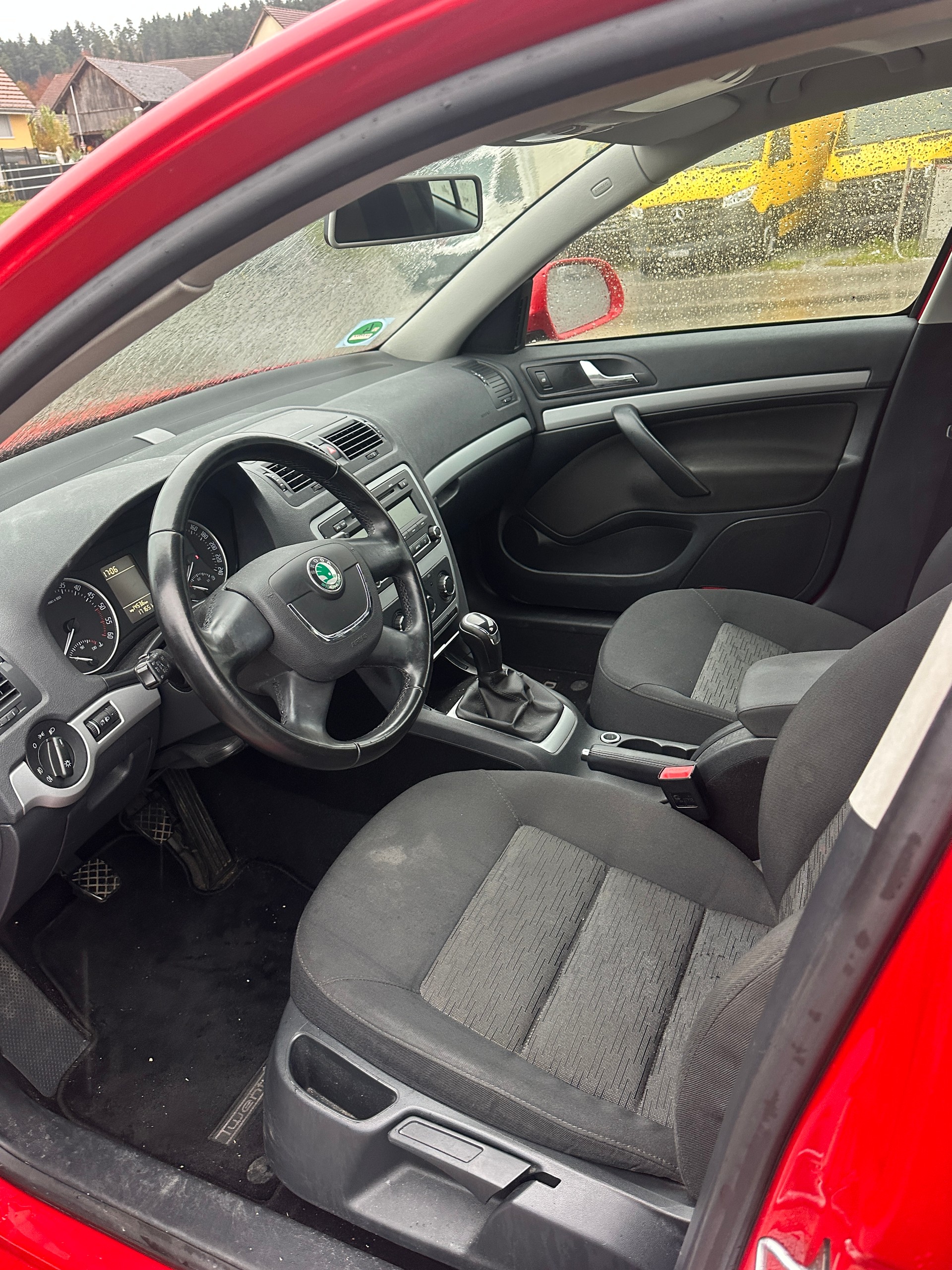 SKODA Octavia Combi 1.6 TDI Twenty20 4x4-image-7