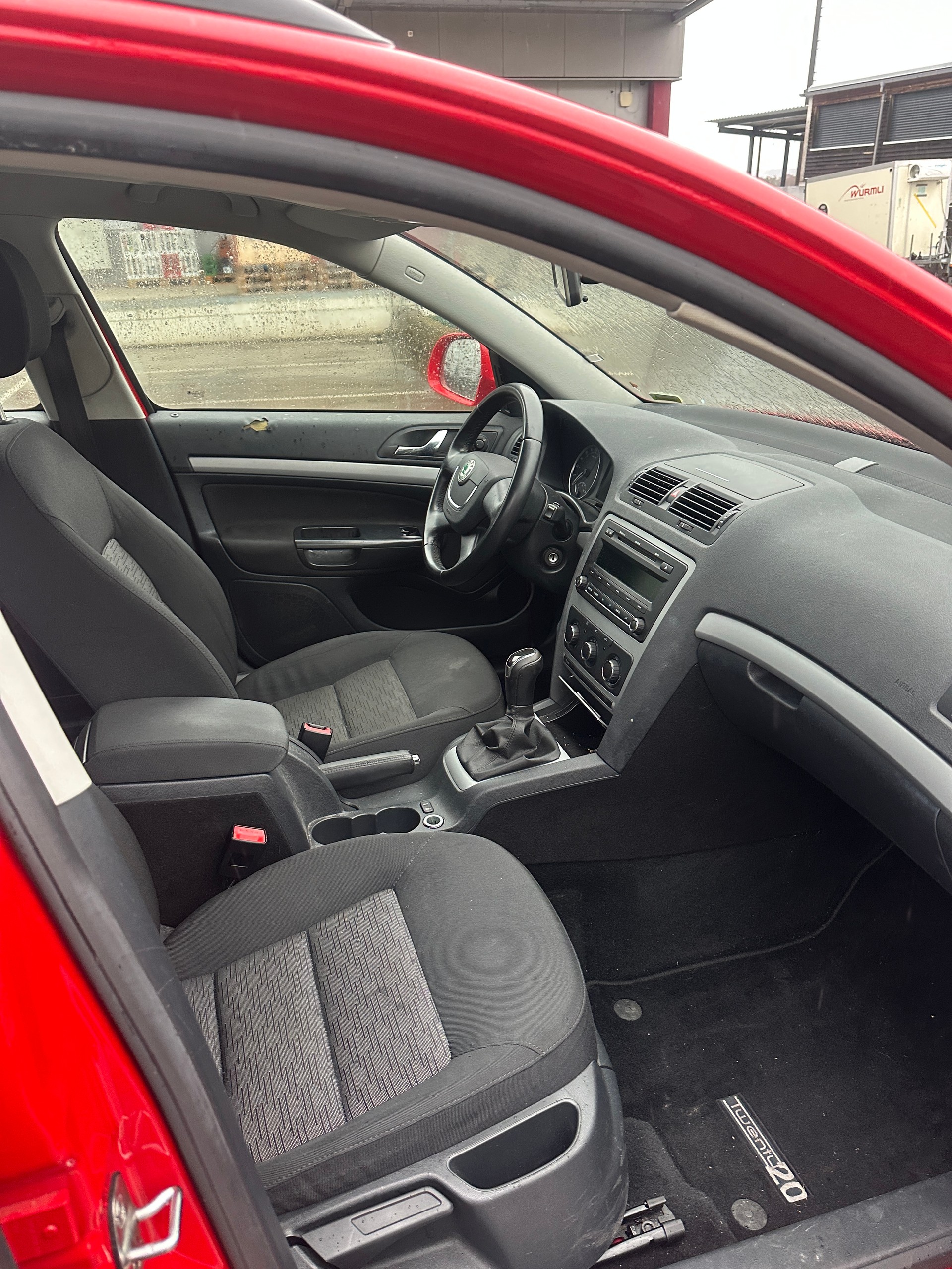 SKODA Octavia Combi 1.6 TDI Twenty20 4x4-image-6