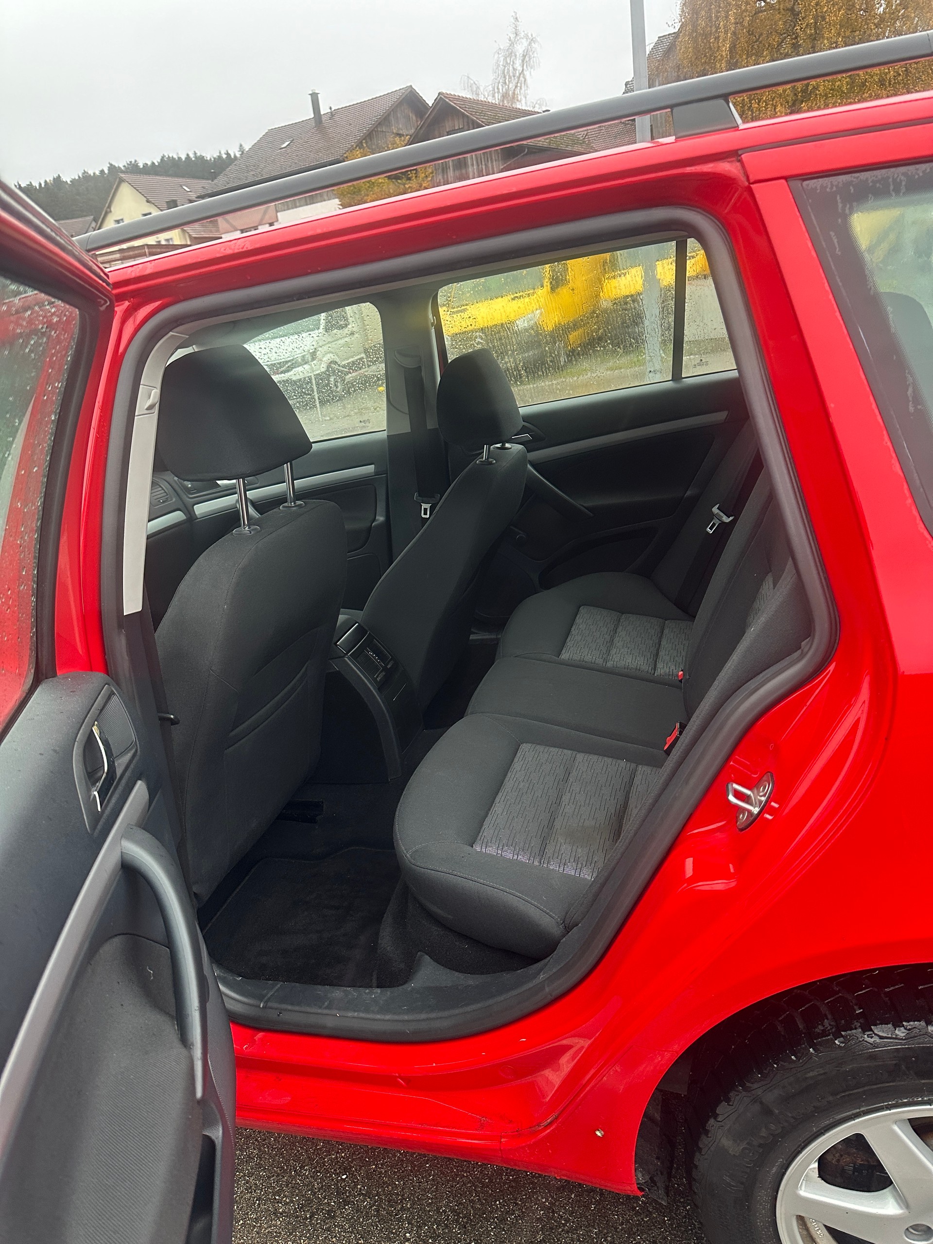 SKODA Octavia Combi 1.6 TDI Twenty20 4x4-image-5