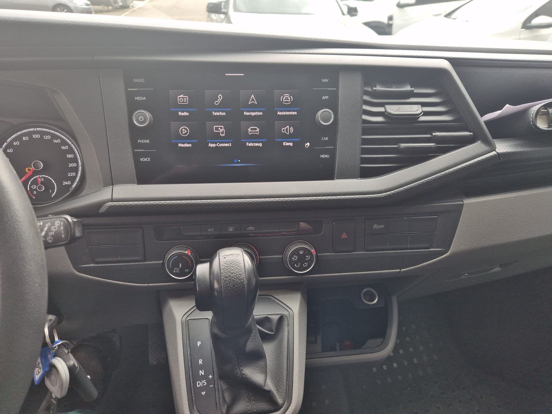 VW T6.1 2.0 TDI 4Motion DSG-image-8