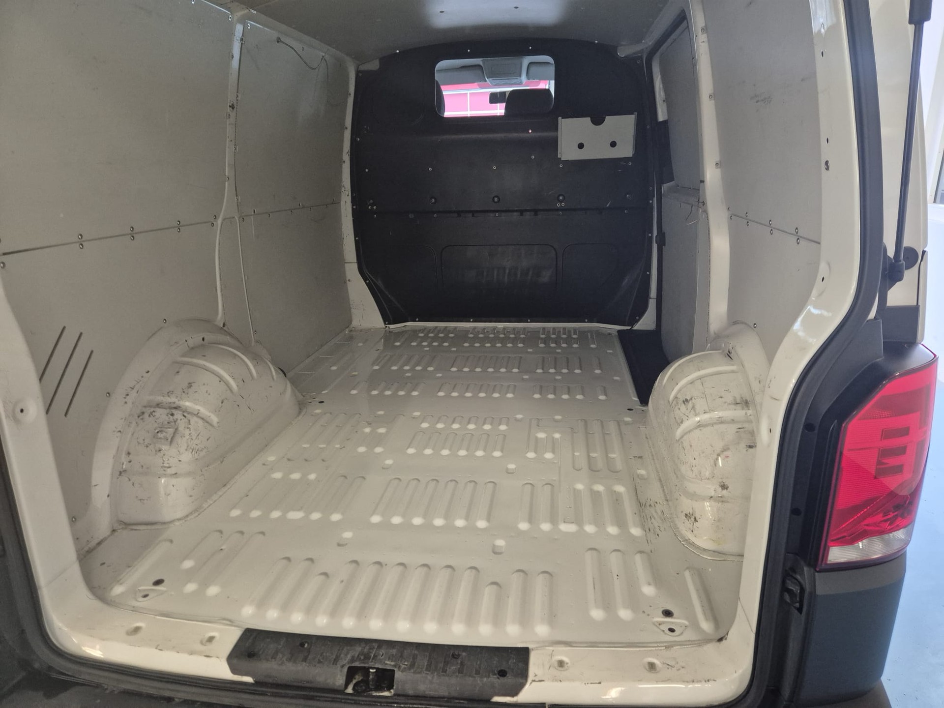 VW T6.1 2.0 TDI 4Motion DSG-image-5
