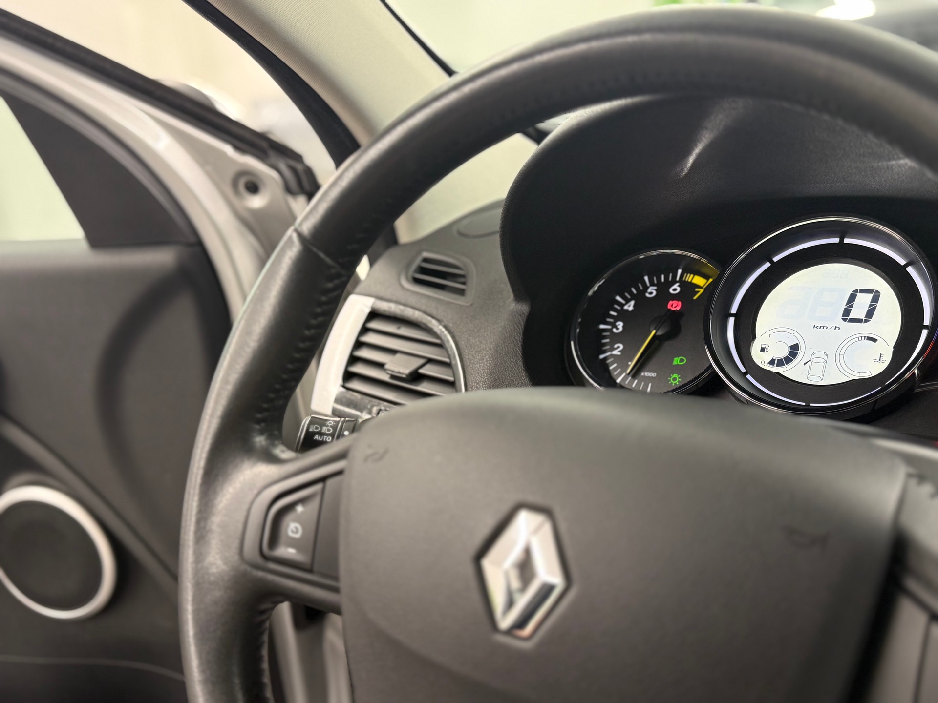 RENAULT Mégane 2.0 16V Dynamique CVT-image-10