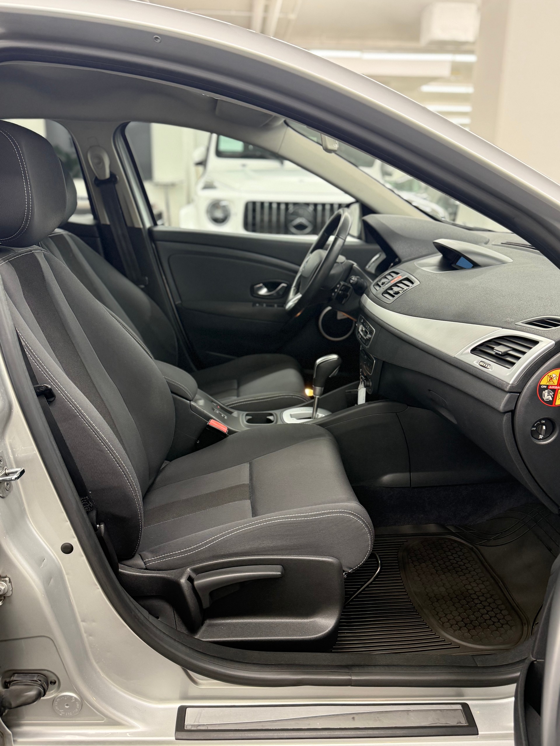 RENAULT Mégane 2.0 16V Dynamique CVT-image-13