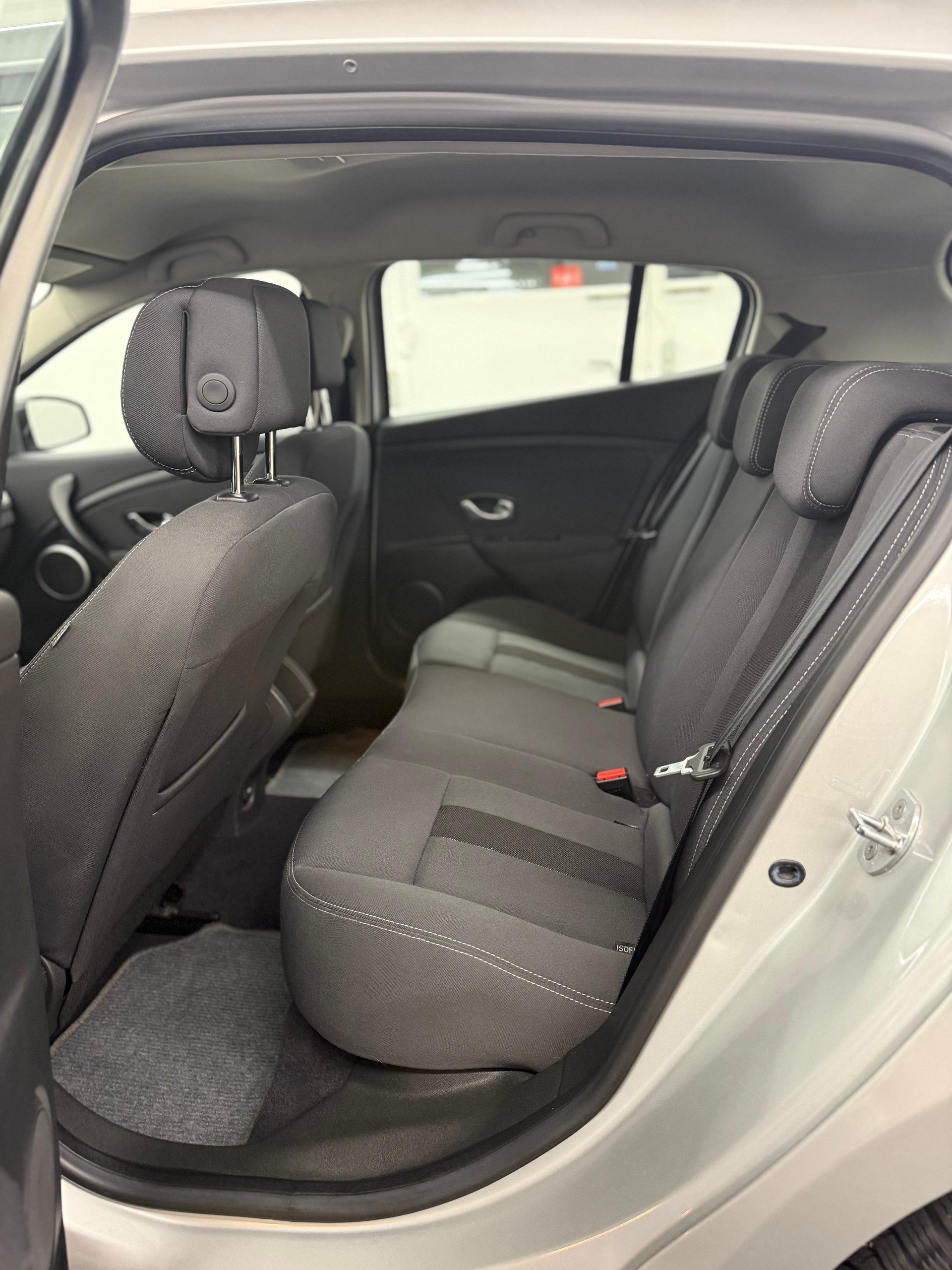 RENAULT Mégane 2.0 16V Dynamique CVT-image-15