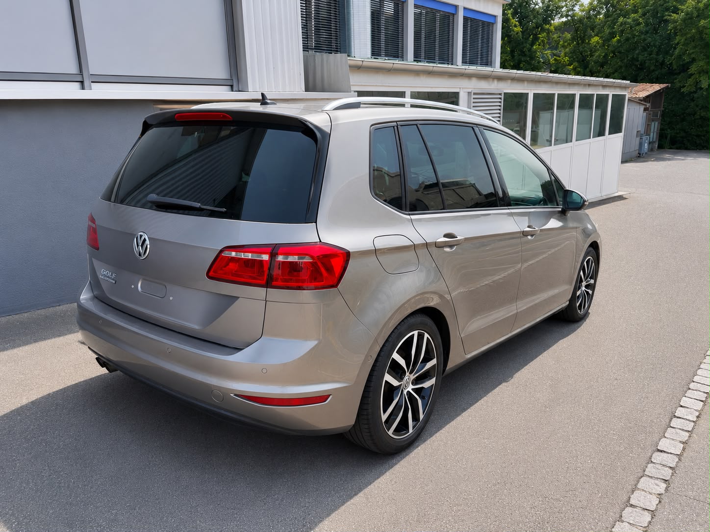 VW Golf Sportsvan 1.4 TSI Allstar R-Line DSG-image-2