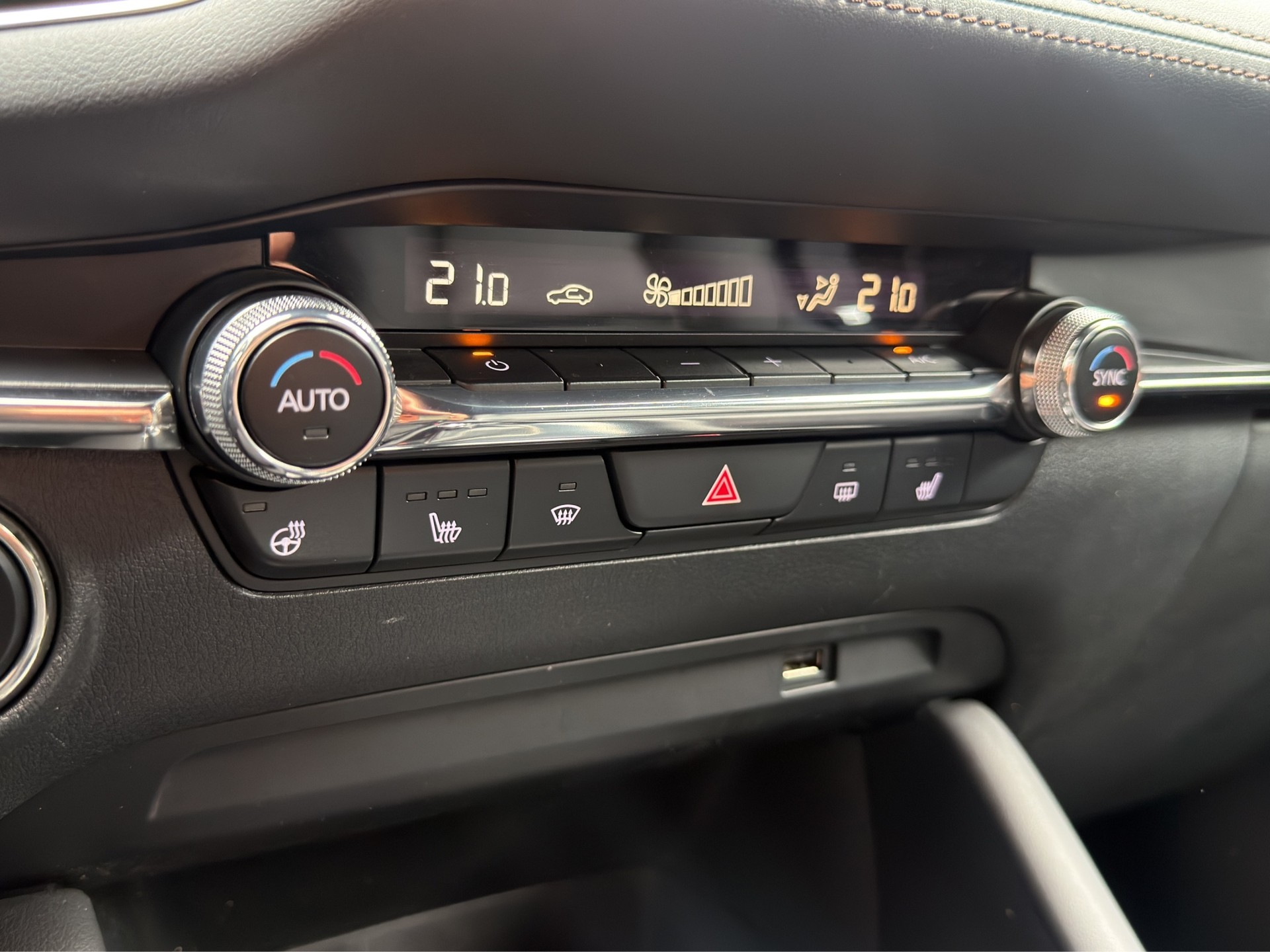 MAZDA 3 Hatchback SKYACTIV-X M Hybrid 180 Revolution AWD-image-15