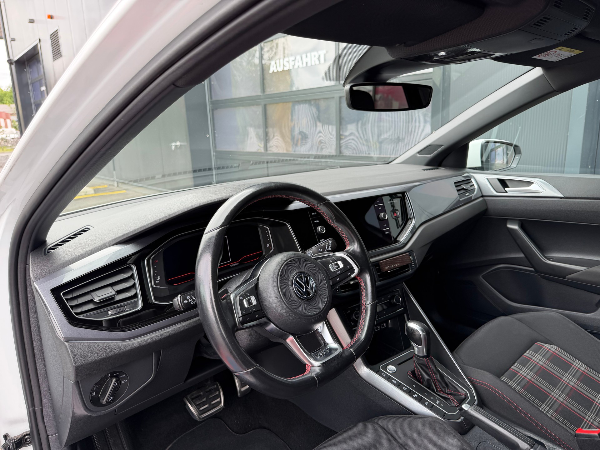 VW Polo 2.0 TSI GTI DSG-image-8