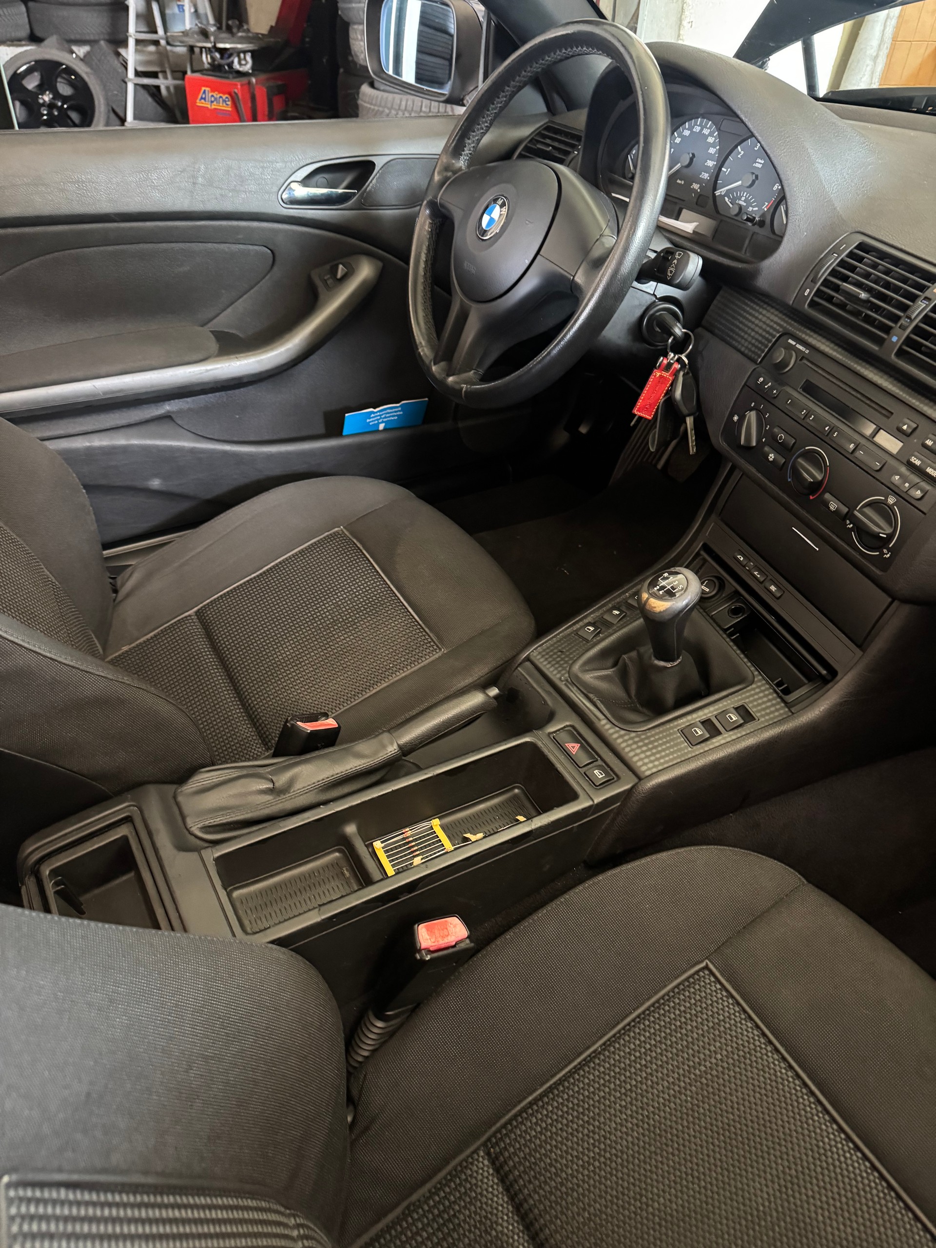 BMW 320Ci Cabriolet-image-11
