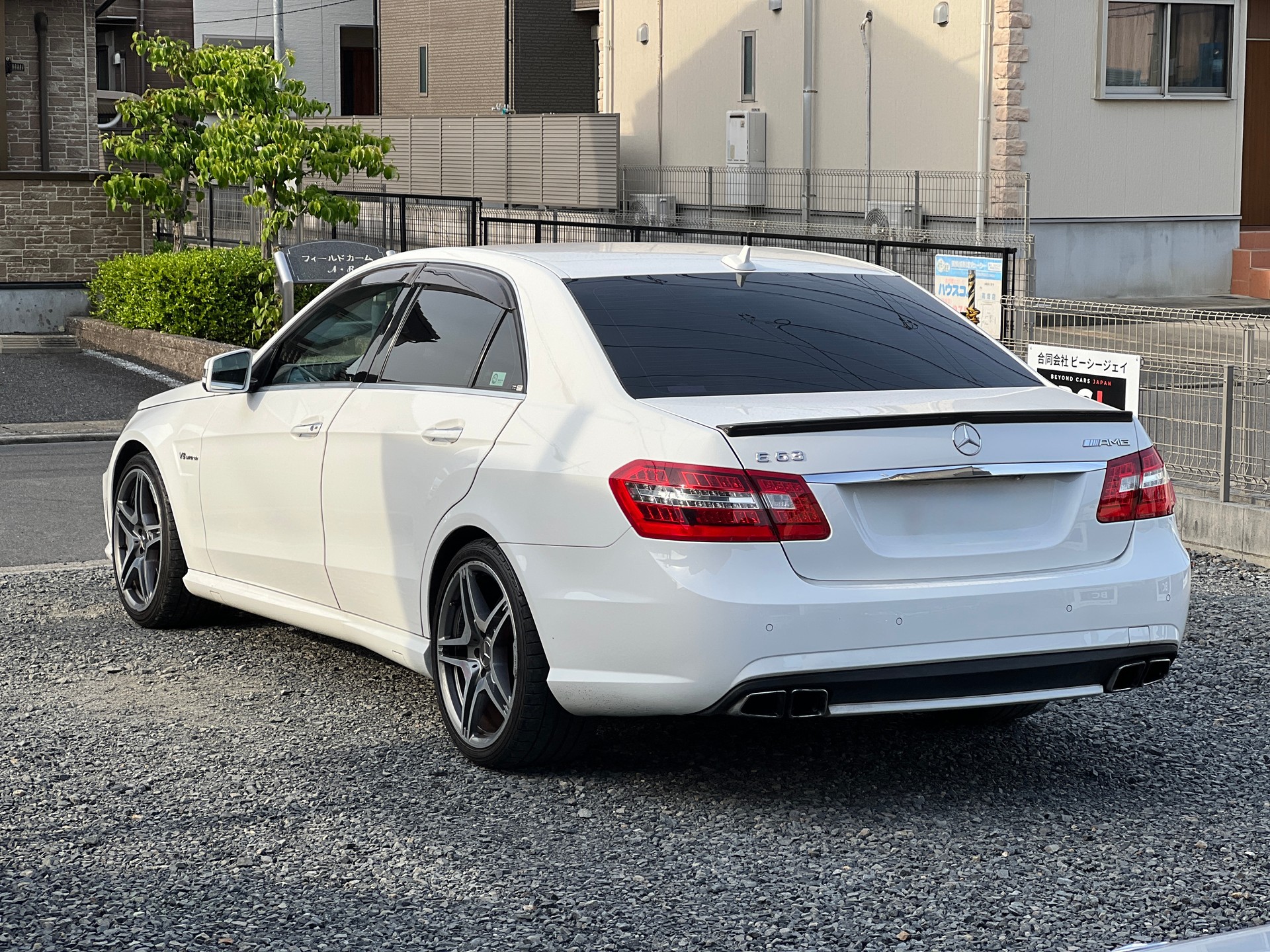 MERCEDES-BENZ E 63 CGI AMG 7G-Tronic-showroom-element-2