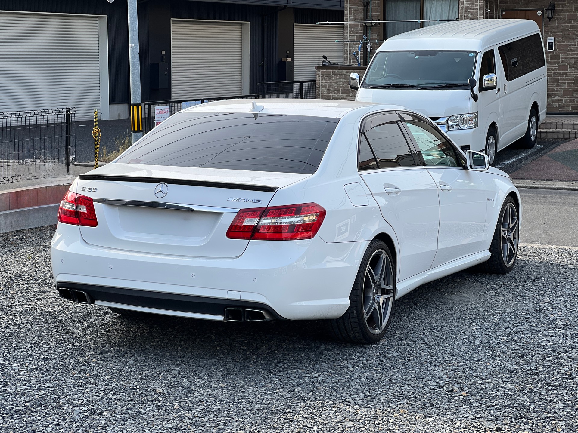 MERCEDES-BENZ E 63 CGI AMG 7G-Tronic-showroom-element-3