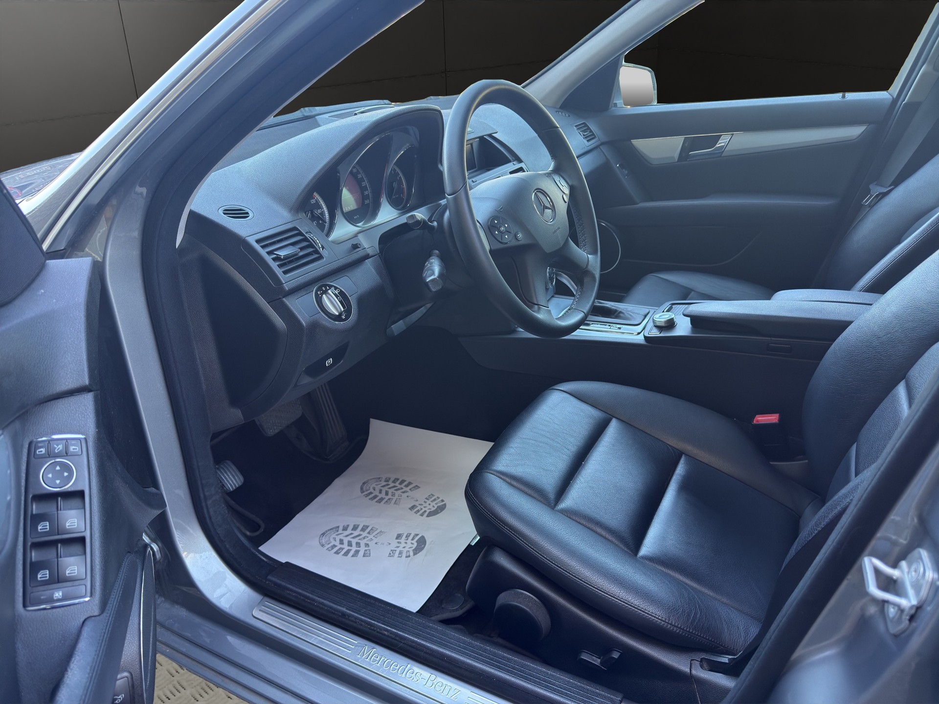 MERCEDES-BENZ C 200 CGI BlueEfficiency Elégance Automatic-image-13