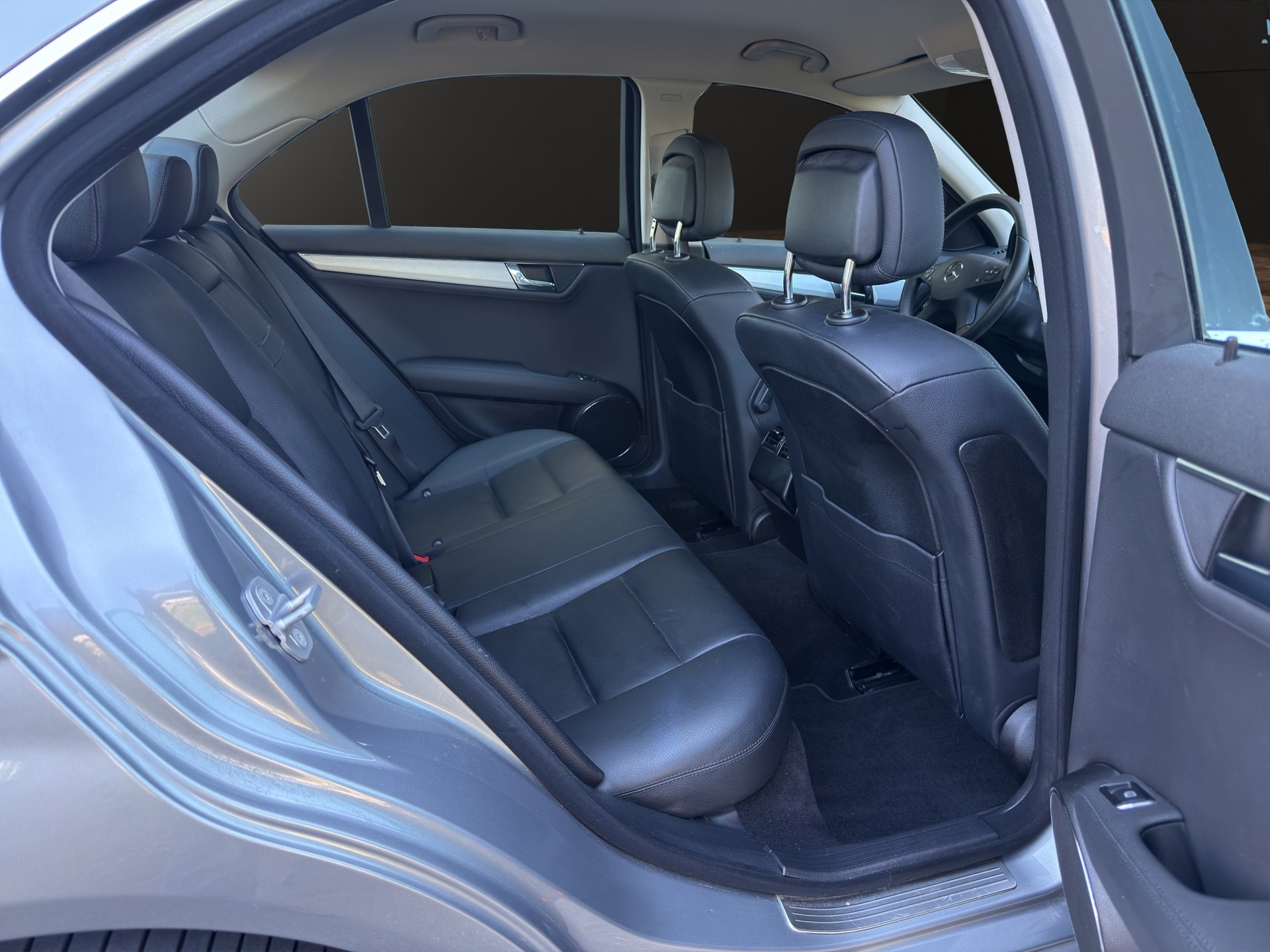 MERCEDES-BENZ C 200 CGI BlueEfficiency Elégance Automatic-image-11