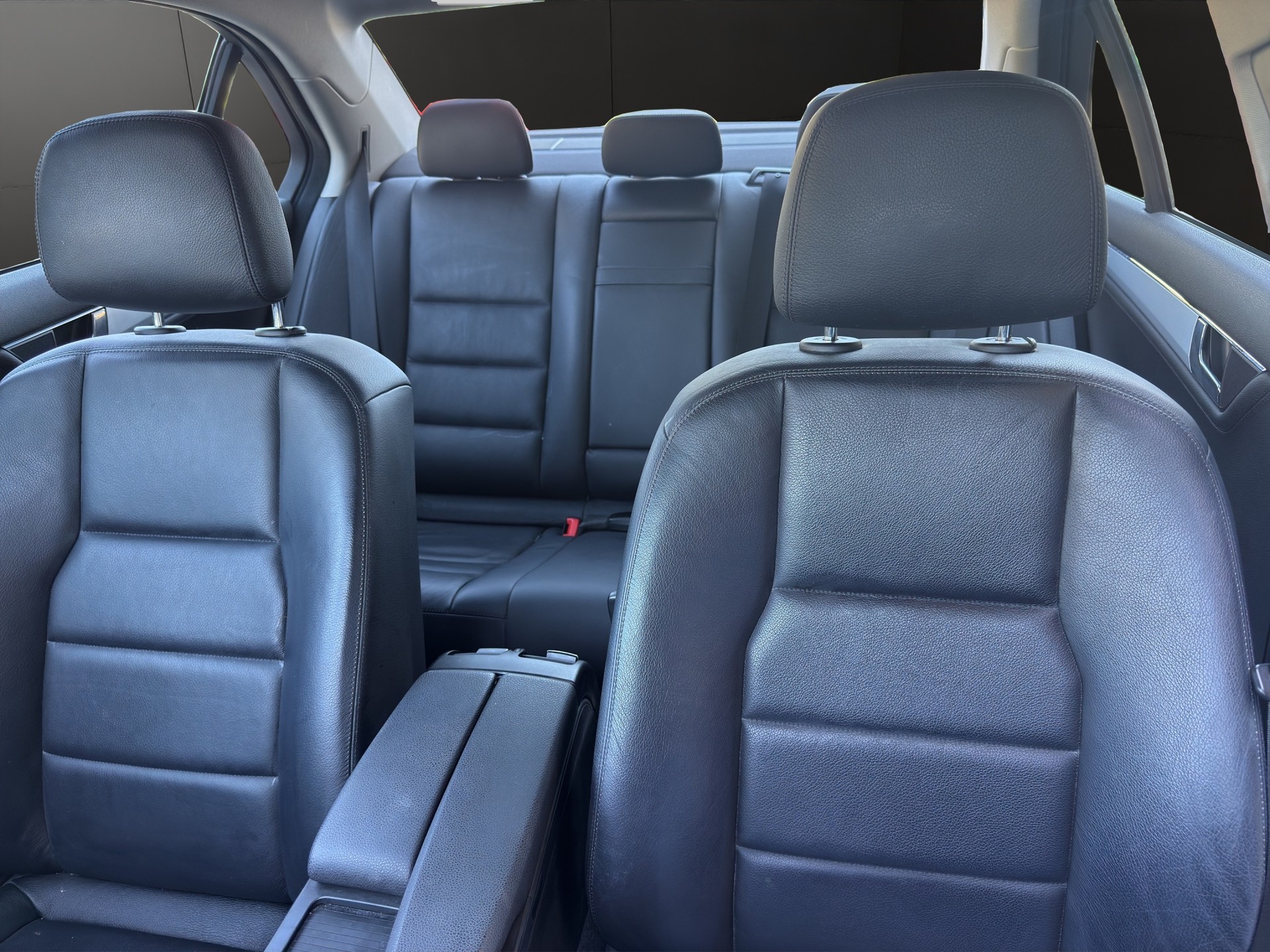 MERCEDES-BENZ C 200 CGI BlueEfficiency Elégance Automatic-image-12