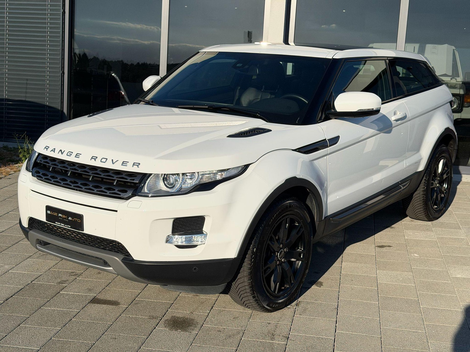 LAND ROVER Range Rover Evoque Coupé 2.2 TD4 Pure & Tech-image-2