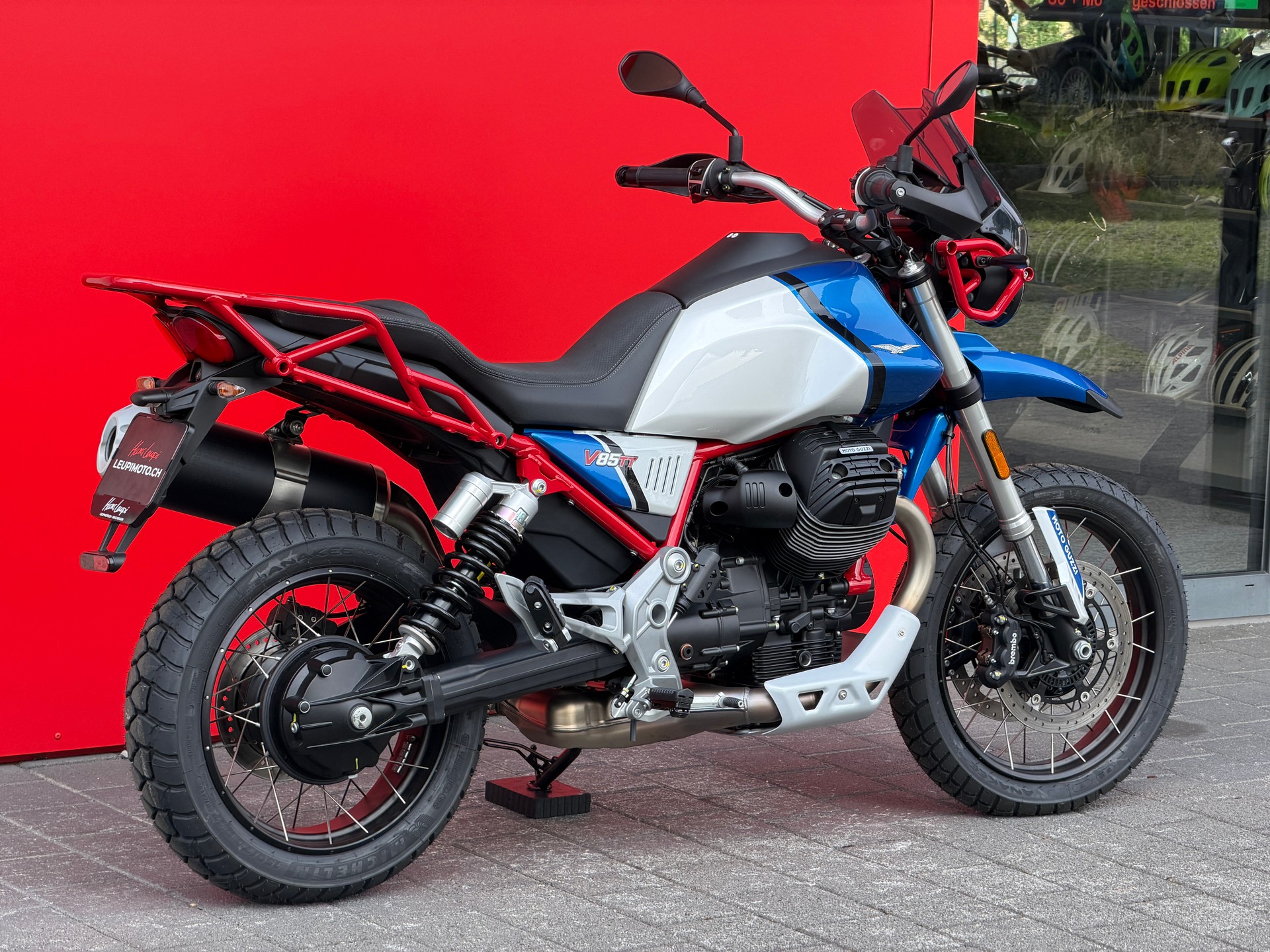 MOTO GUZZI V85 TT Premium Graphics 2-Tone (35kW)-showroom-element-2