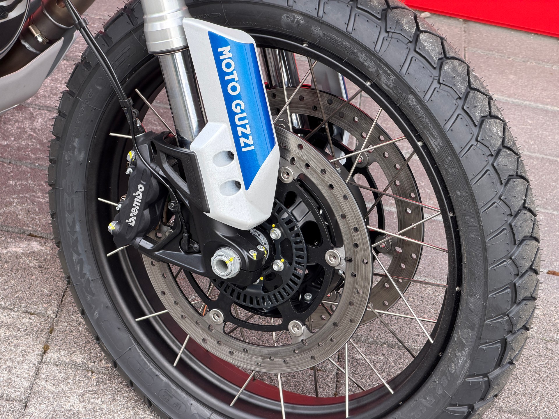 MOTO GUZZI V85 TT Premium Graphics 2-Tone (35kW)-image-9