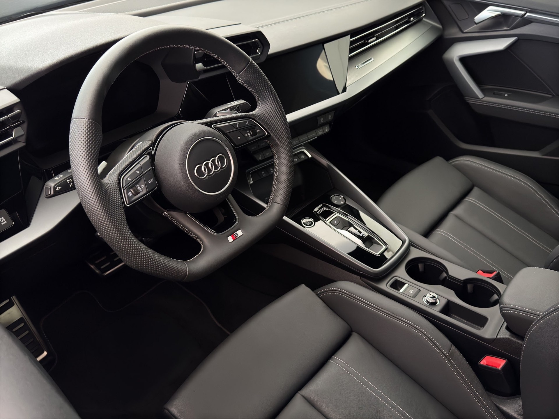 AUDI A3 Sportback 30 TFSI S Line "Sport Edition" S-tronic "Leder-Navi-RF.-Kamera"-image-11