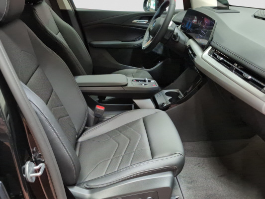 BMW 220i Active Tourer-image-8