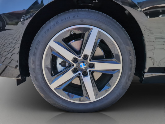 BMW 220i Active Tourer-image-14