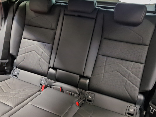 BMW 220i Active Tourer-image-9