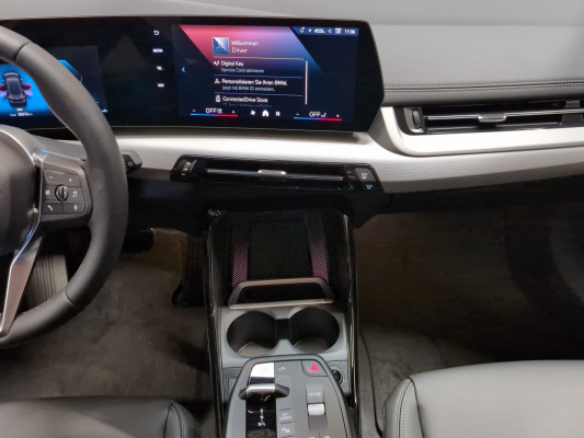 BMW 220i Active Tourer-image-11
