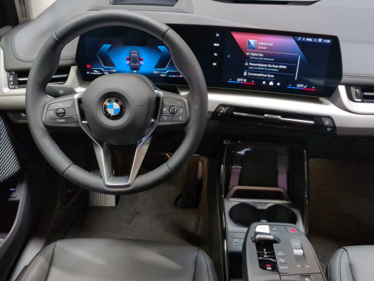 BMW 220i Active Tourer-image-10