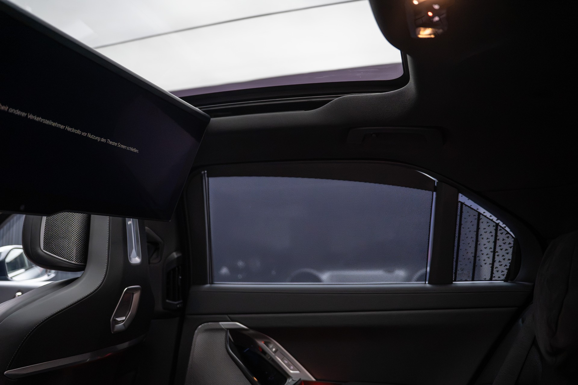 BMW M760e xDrive Steptronic-image-12