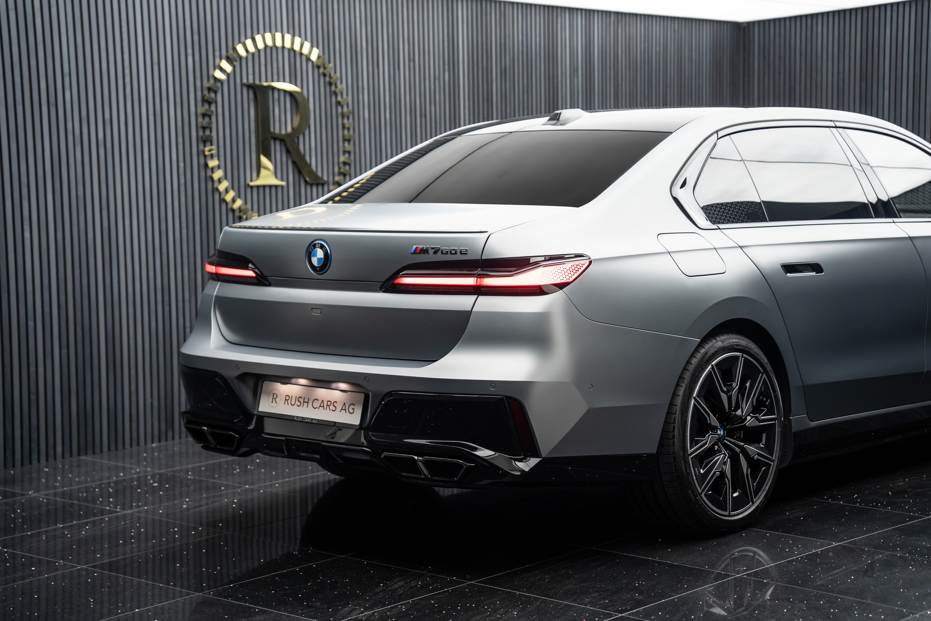 BMW M760e xDrive Steptronic-image-3