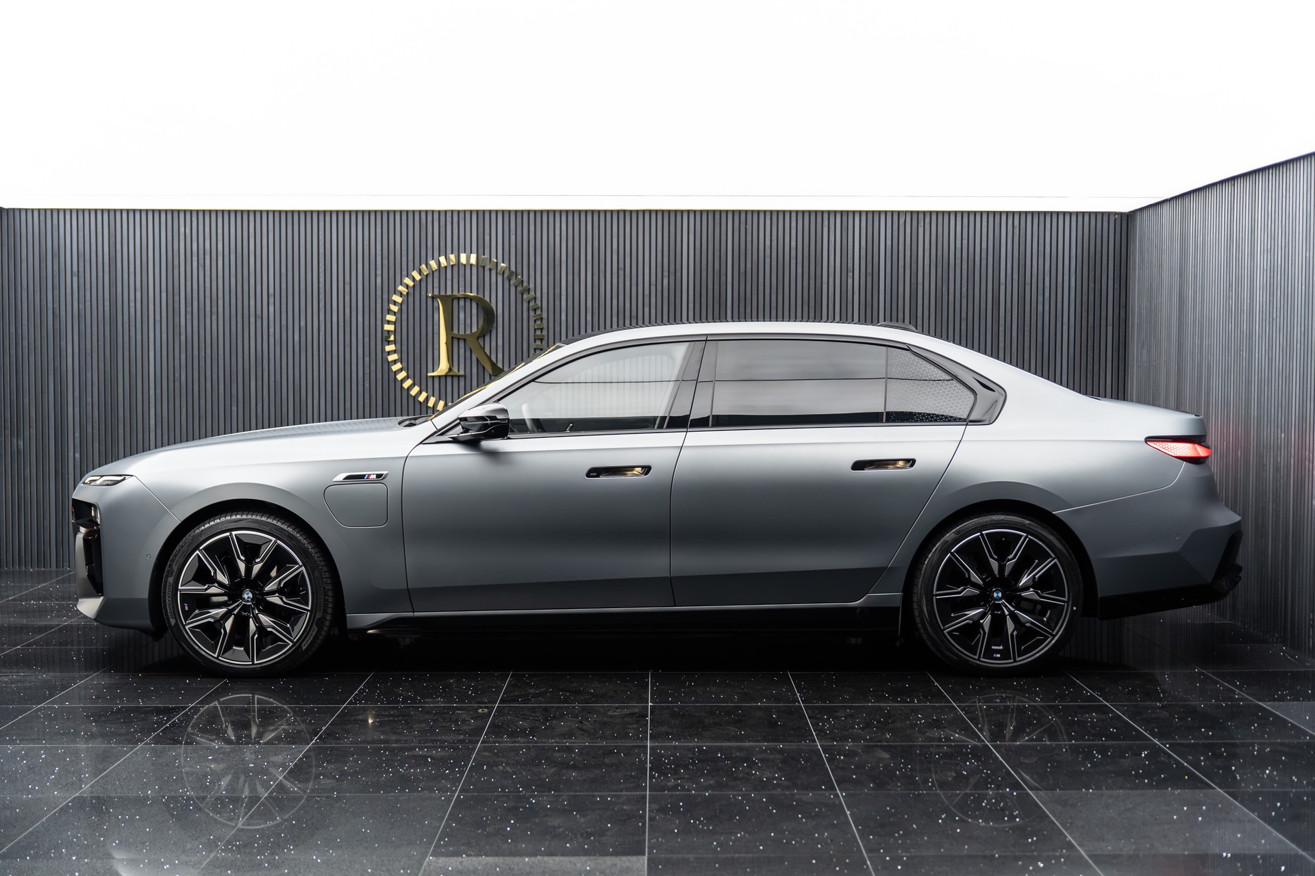 BMW M760e xDrive Steptronic-image-2