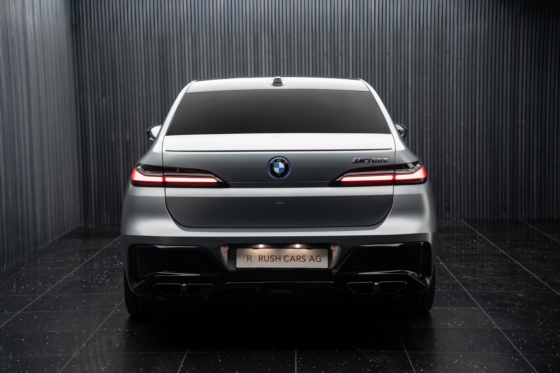 BMW M760e xDrive Steptronic-image-4