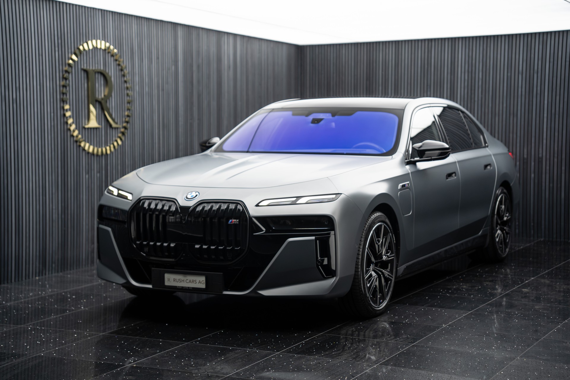 BMW M760e xDrive Steptronic-image-0