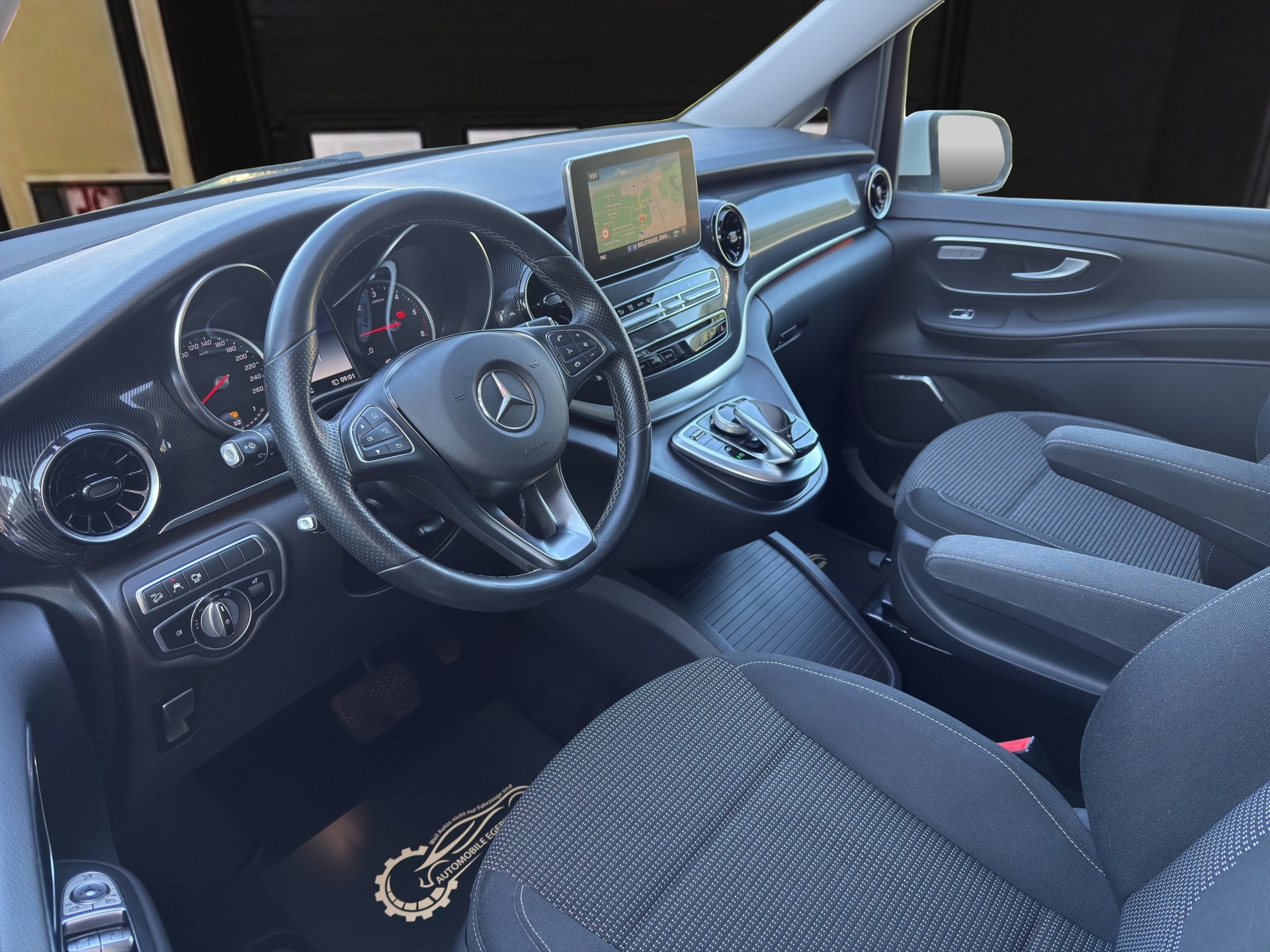 MERCEDES-BENZ V 300 d lang 4matic Van 9G-Tronic-image-8